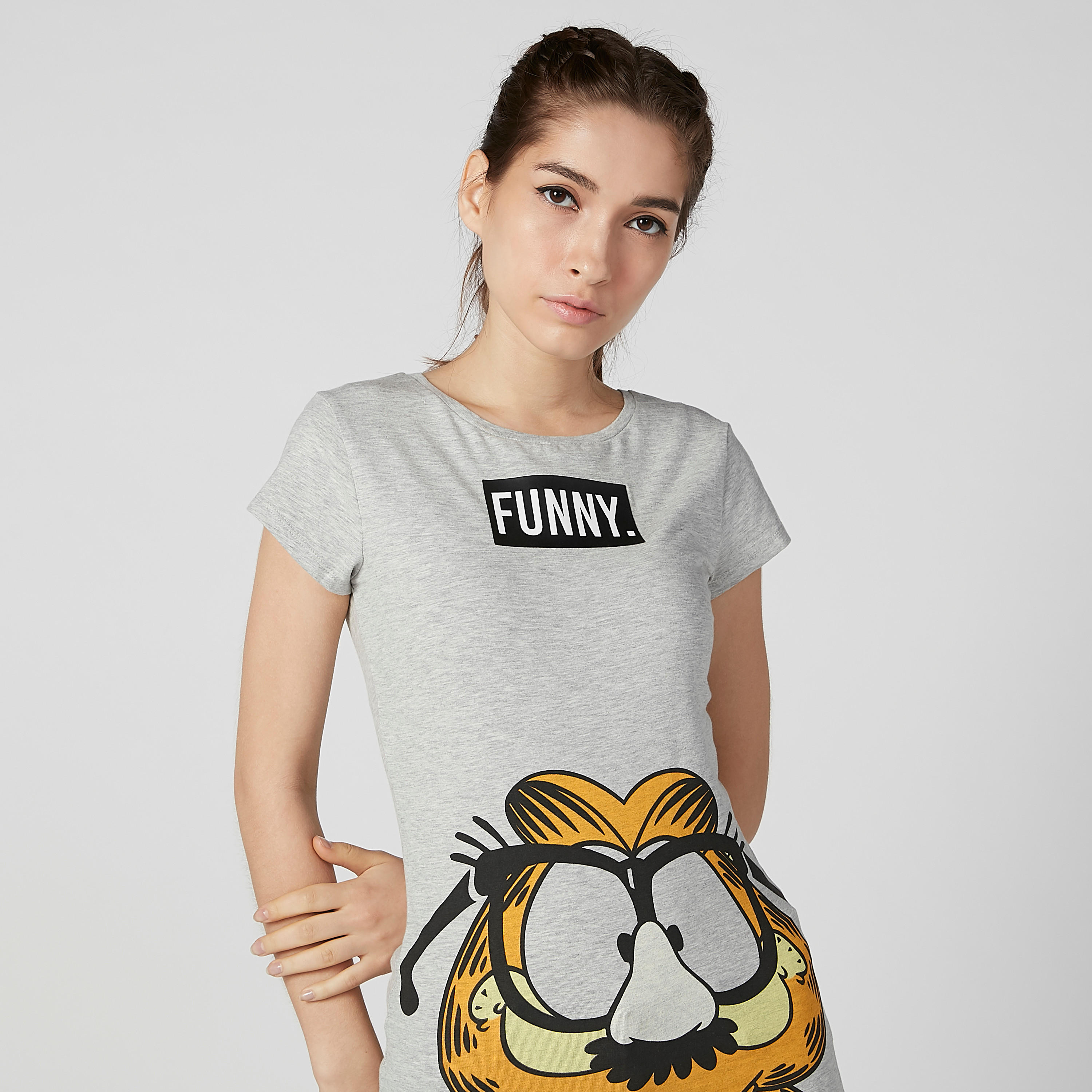 تيشيرت بقصّة سكيني وياقة مستديرة وأكمام كاب وطبعات جارفيلد-women-clothing-tshirts-image-3