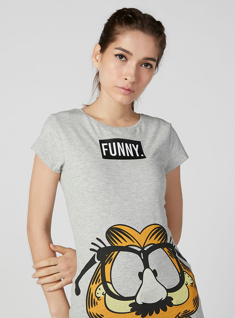 تيشيرت بقصّة سكيني وياقة مستديرة وأكمام كاب وطبعات جارفيلد-women-clothing-tshirts-image-3