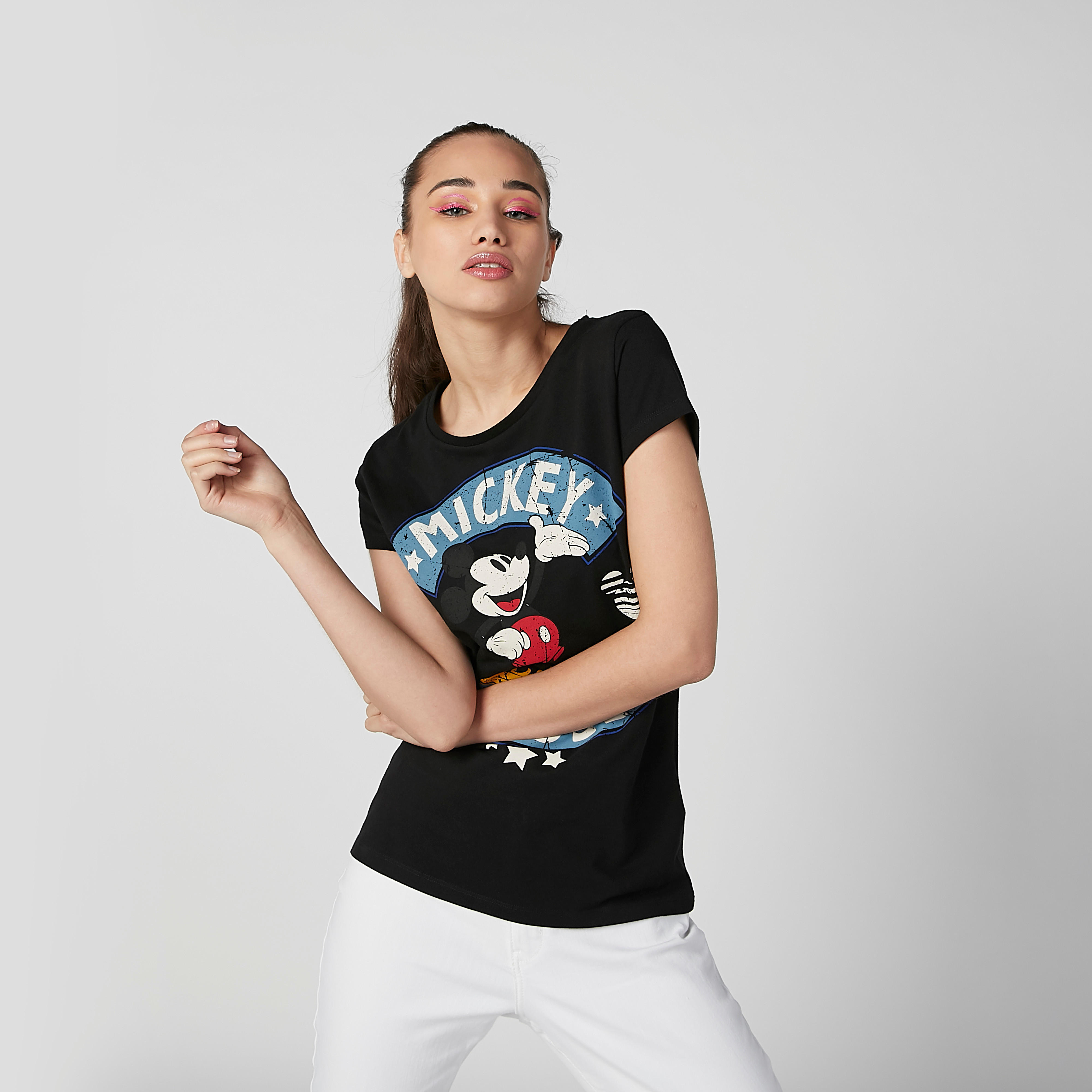 تيشيرت فضفاض بقصّة سكيني وأكمام كاب وطبعات ميكي ماوس-women-clothing-tshirts-image-1