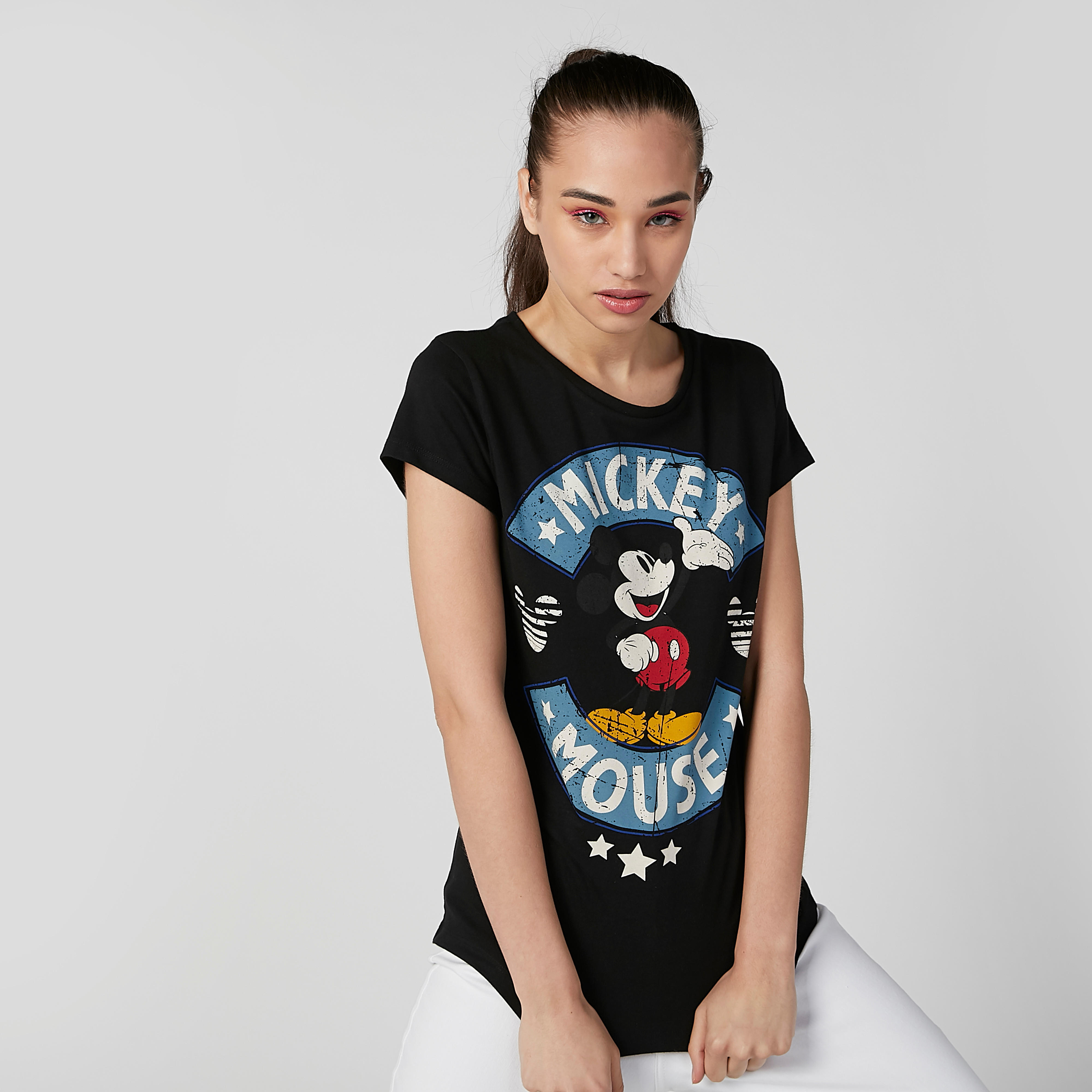 تيشيرت فضفاض بقصّة سكيني وأكمام كاب وطبعات ميكي ماوس-women-clothing-tshirts-image-3
