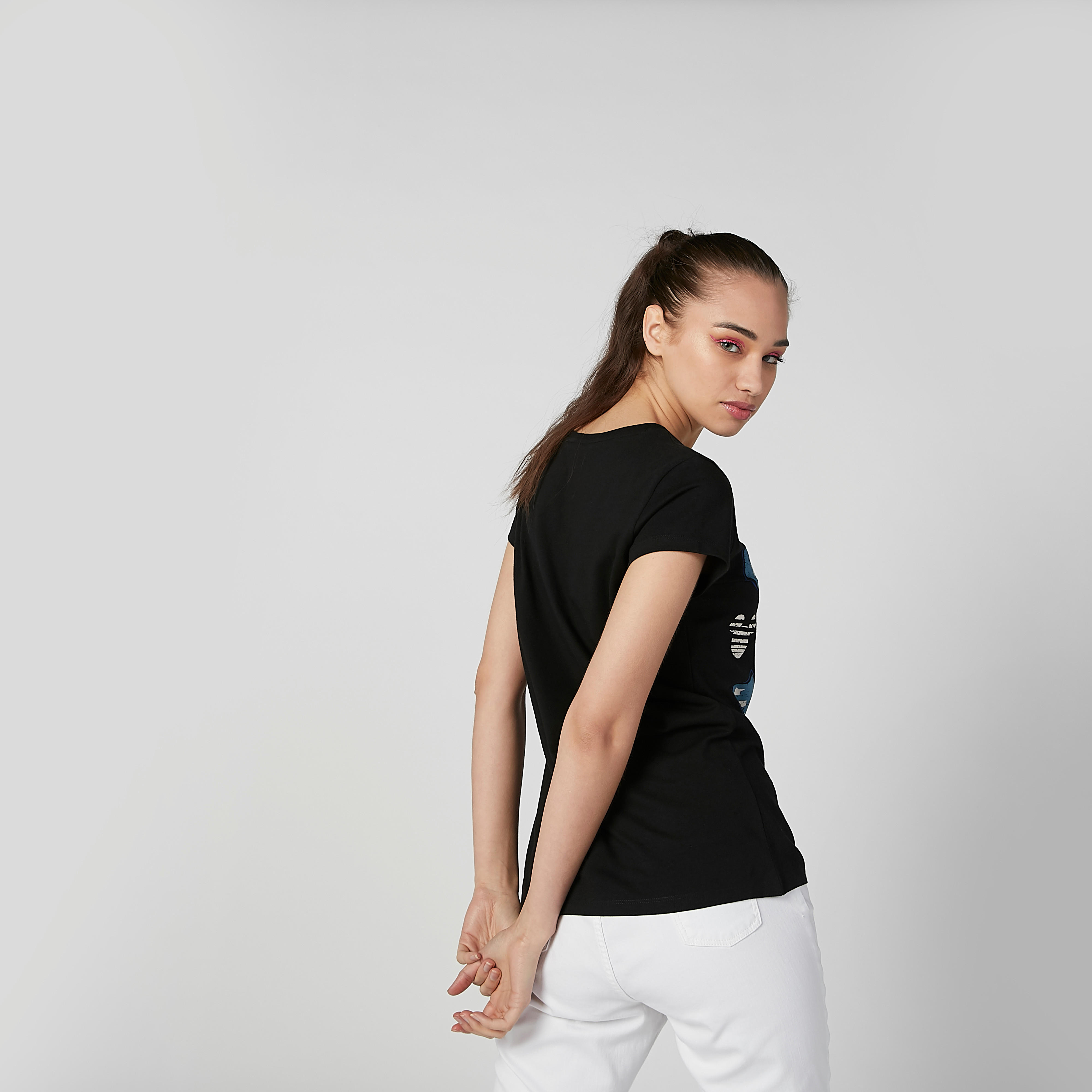 تيشيرت فضفاض بقصّة سكيني وأكمام كاب وطبعات ميكي ماوس-women-clothing-tshirts-image-4