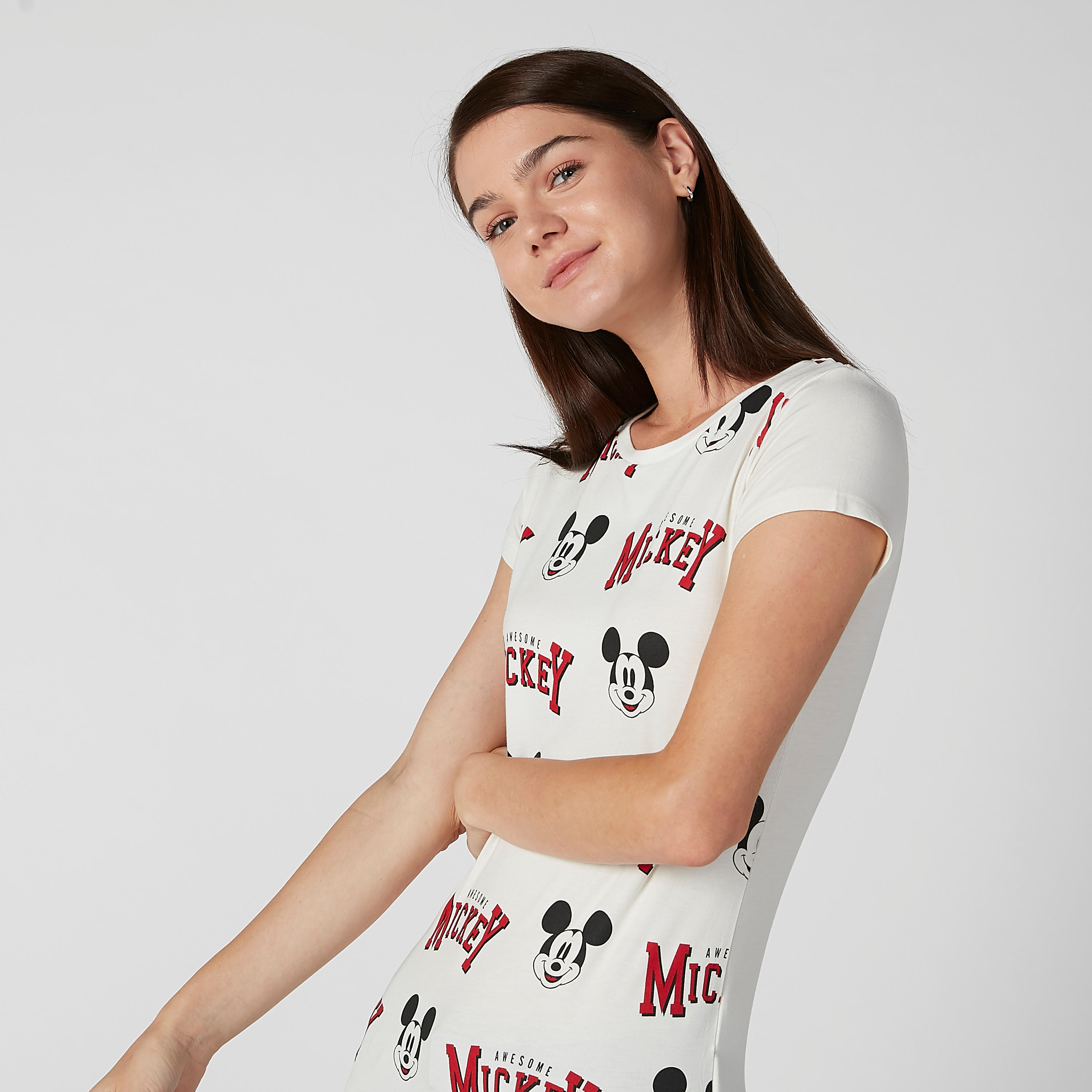 تيشيرت سكيني بياقة مستديرة وأكمام كاب وطبعات ميكي ماوس-women-clothing-tshirts-image-3