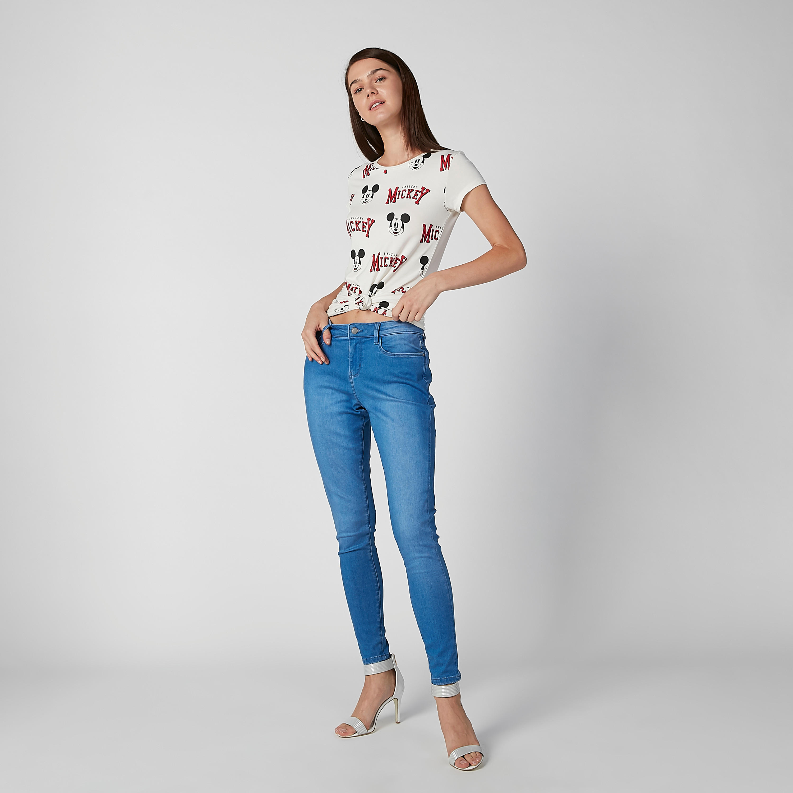 تيشيرت سكيني بياقة مستديرة وأكمام كاب وطبعات ميكي ماوس-women-clothing-tshirts-image-5