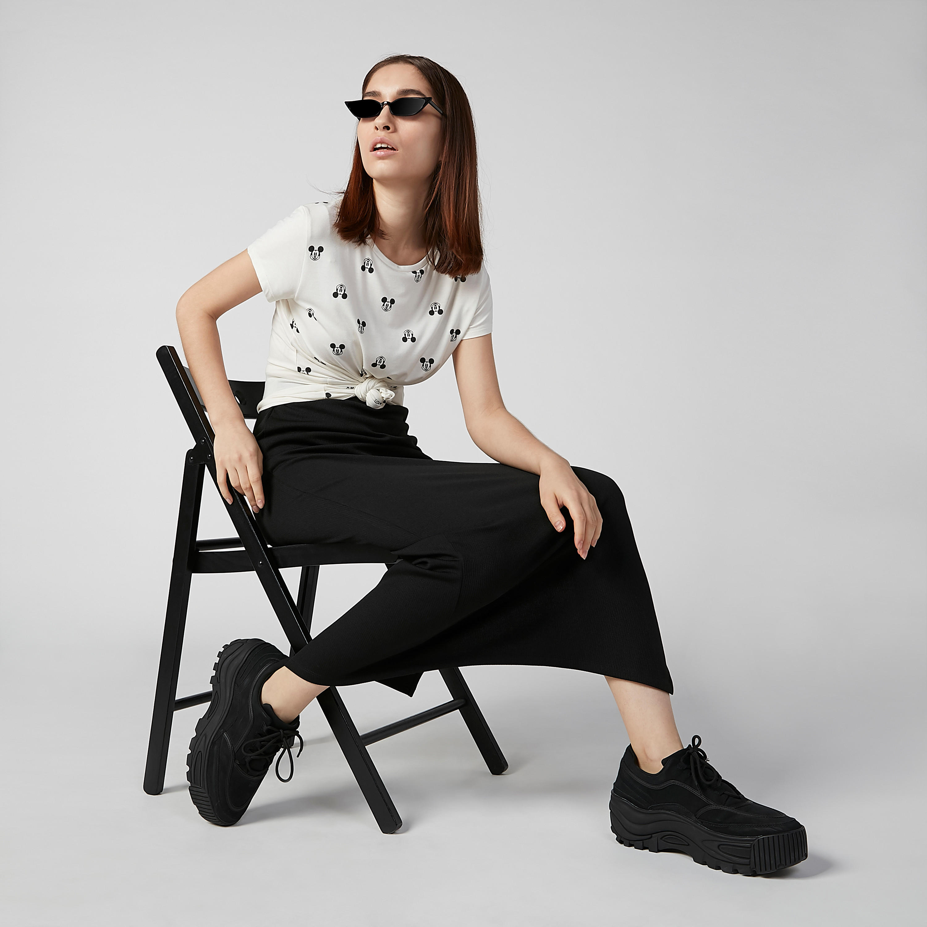تيشيرت سكيني بياقة مستديرة وأكمام كاب وطبعات ميكي ماوس-women-clothing-tshirts-image-2