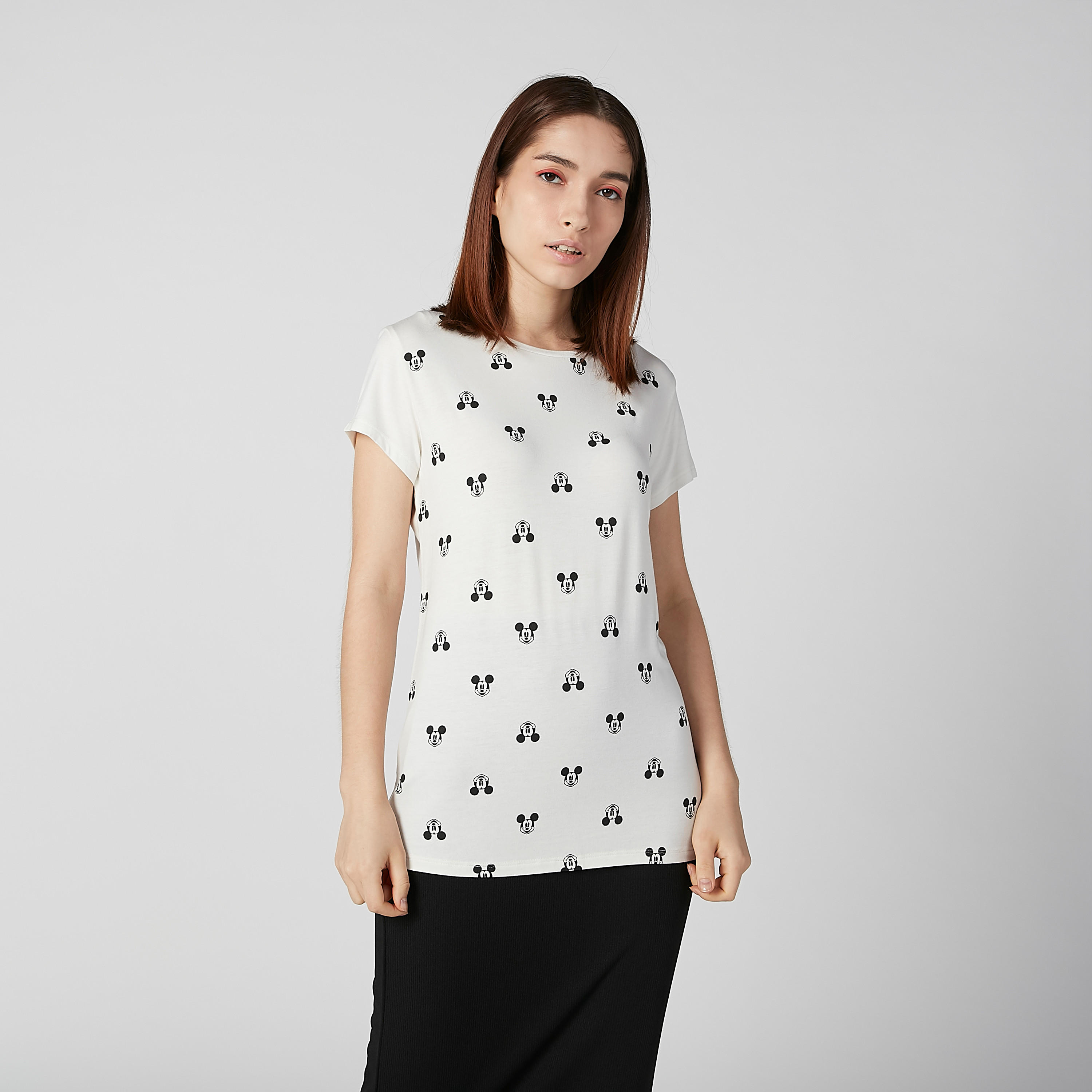 تيشيرت سكيني بياقة مستديرة وأكمام كاب وطبعات ميكي ماوس-women-clothing-tshirts-image-1