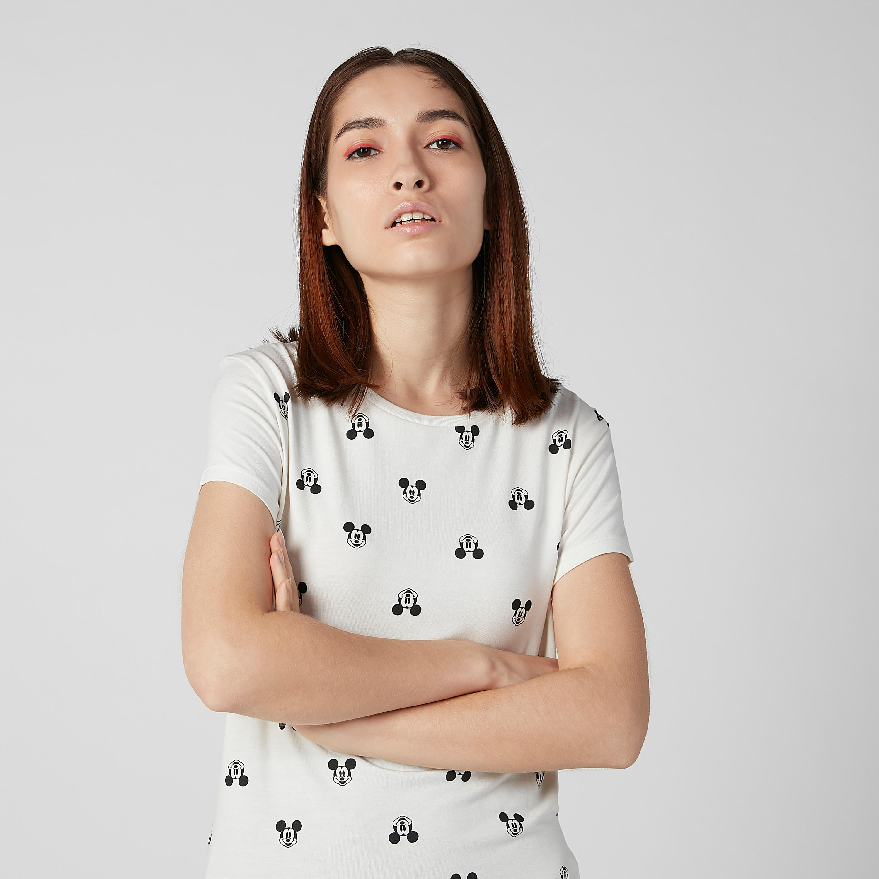 تيشيرت سكيني بياقة مستديرة وأكمام كاب وطبعات ميكي ماوس-women-clothing-tshirts-image-3