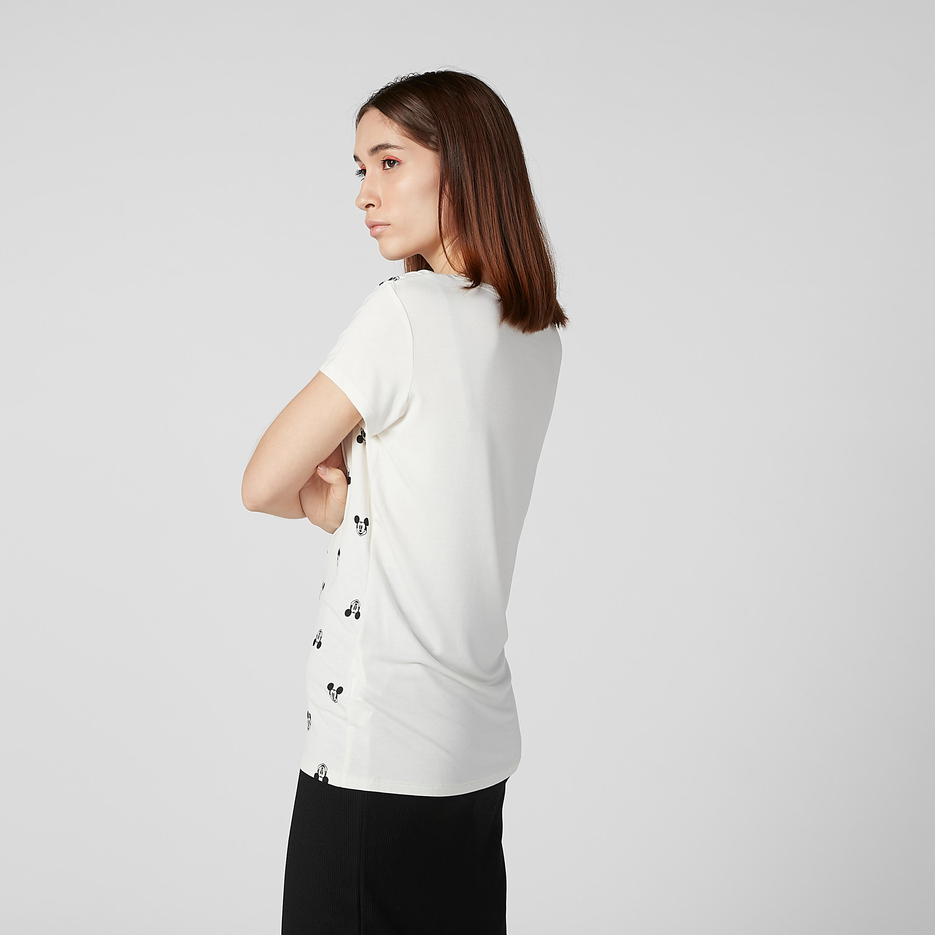 تيشيرت سكيني بياقة مستديرة وأكمام كاب وطبعات ميكي ماوس-women-clothing-tshirts-image-4
