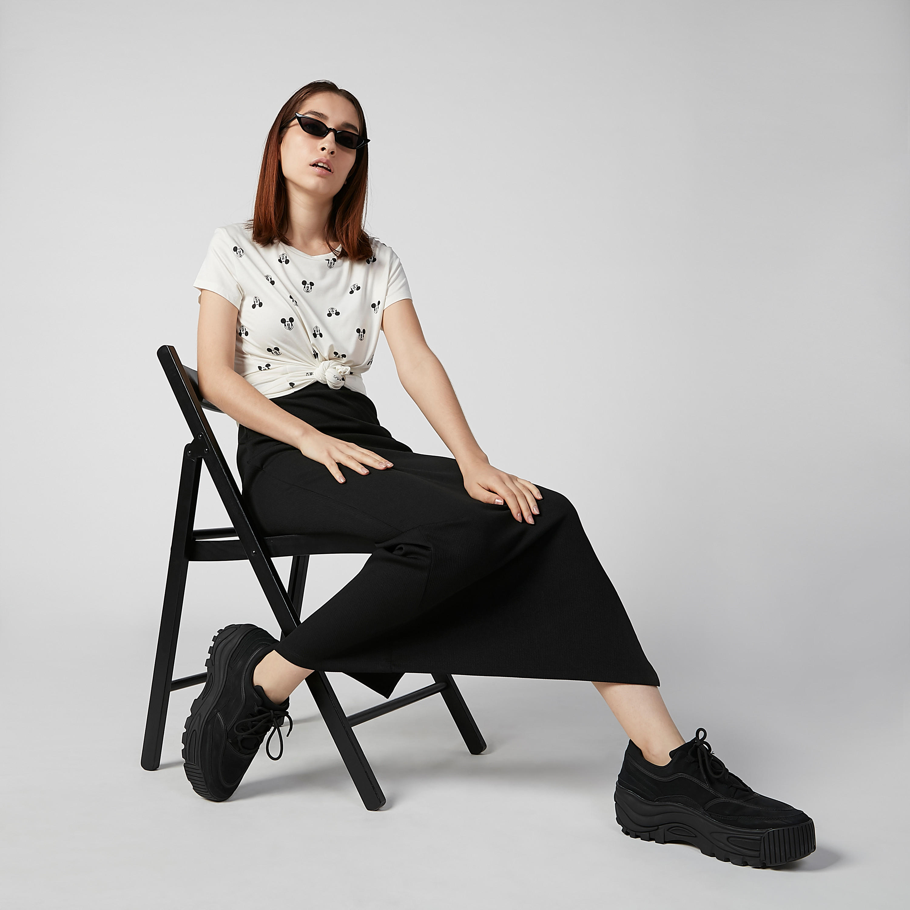 تيشيرت سكيني بياقة مستديرة وأكمام كاب وطبعات ميكي ماوس-women-clothing-tshirts-image-5