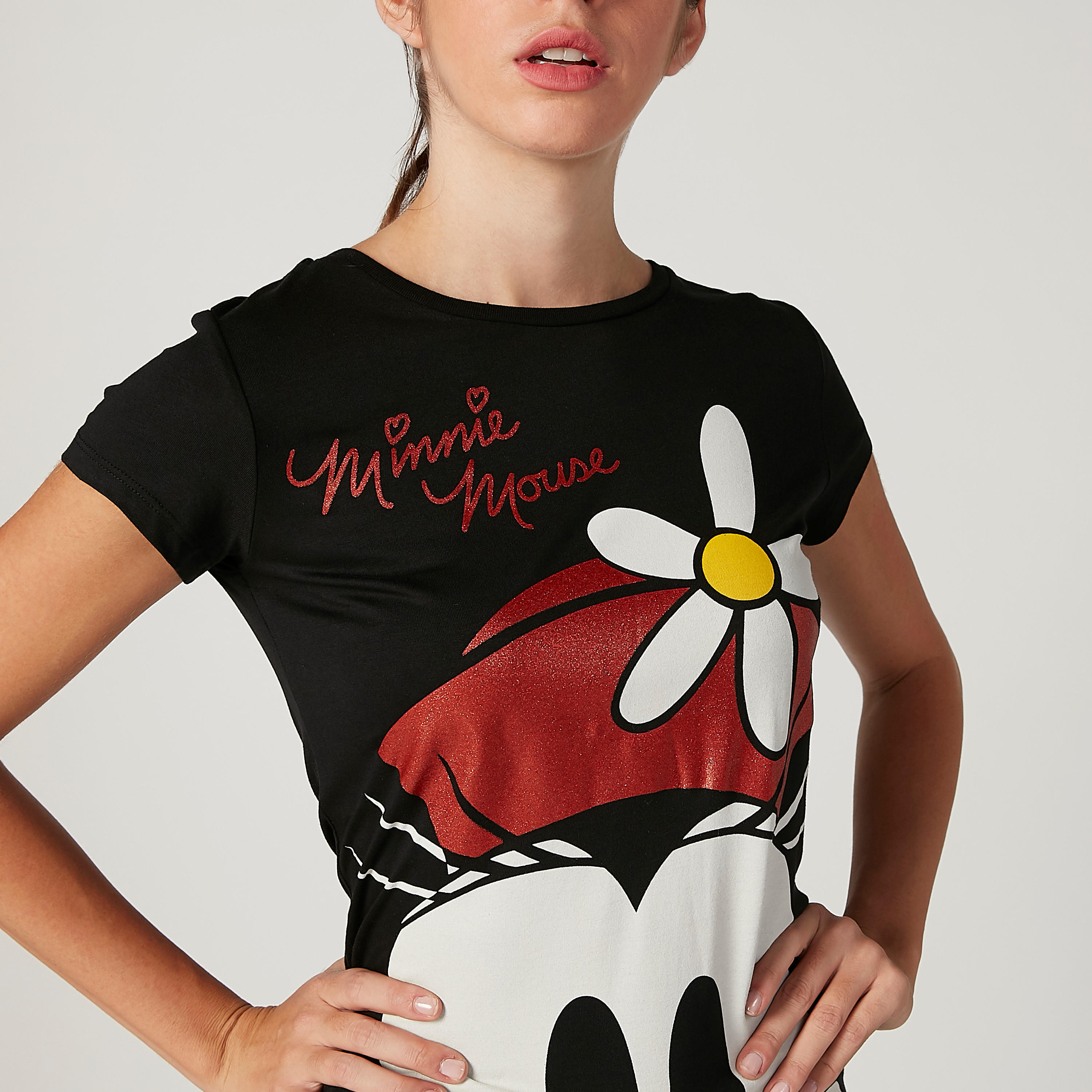 تيشيرت سكيني فيت بياقة ضيقة وأكمام كاب وطبعات ميني ماوس-women-clothing-tshirts-image-3