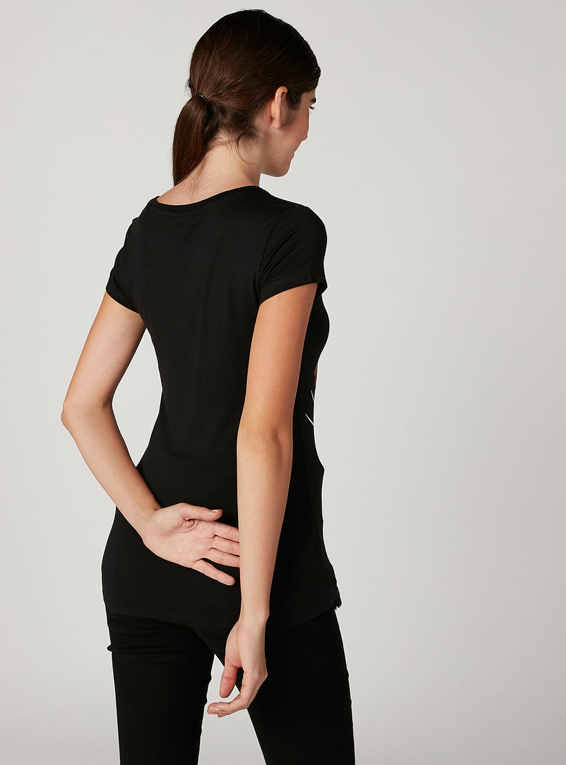 تيشيرت سكيني فيت بياقة ضيقة وأكمام كاب وطبعات ميني ماوس-women-clothing-tshirts-image-4