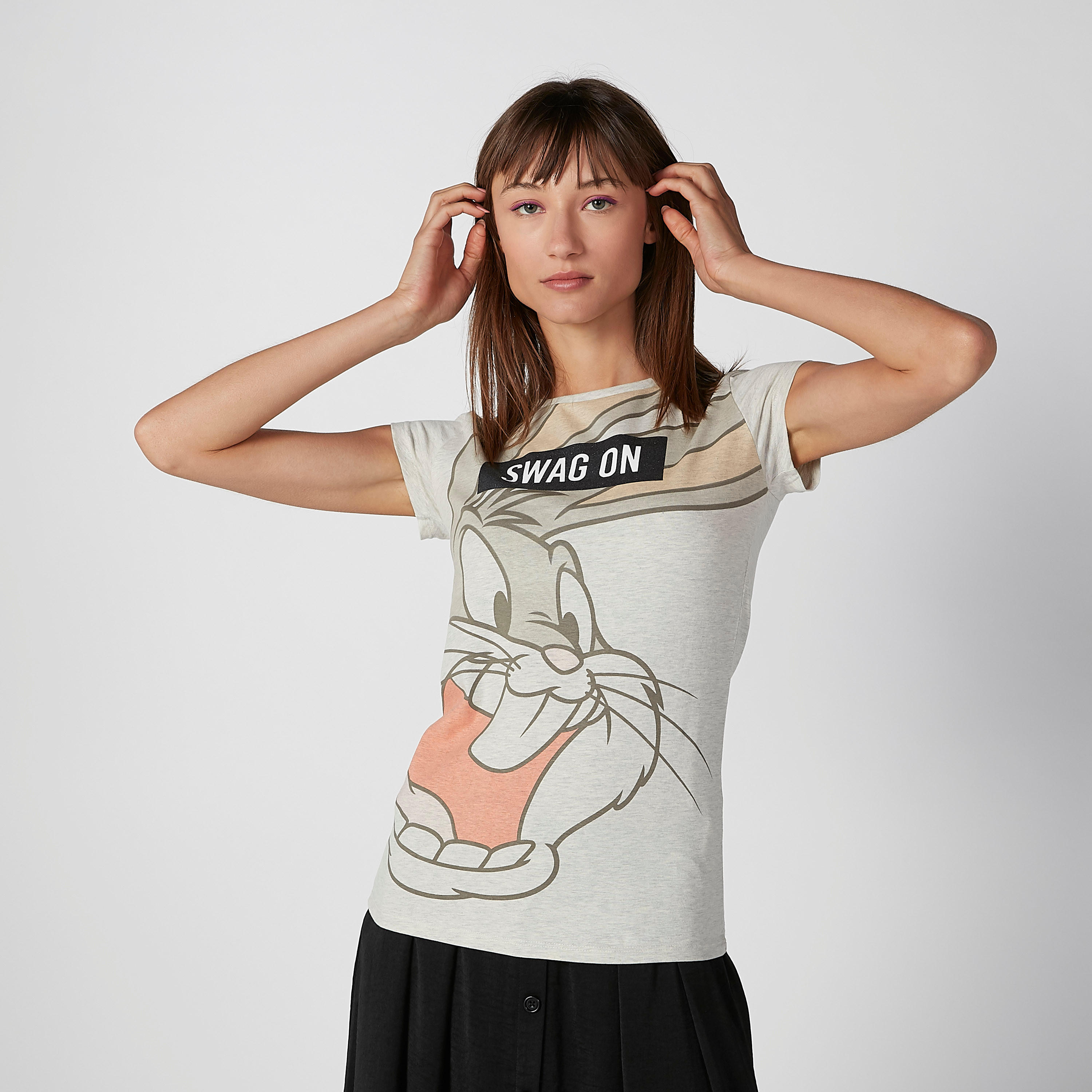 تيشيرت سكيني بياقة مستديرة وأكمام كاب وطبعات باجز باني-women-clothing-tshirts-image-1