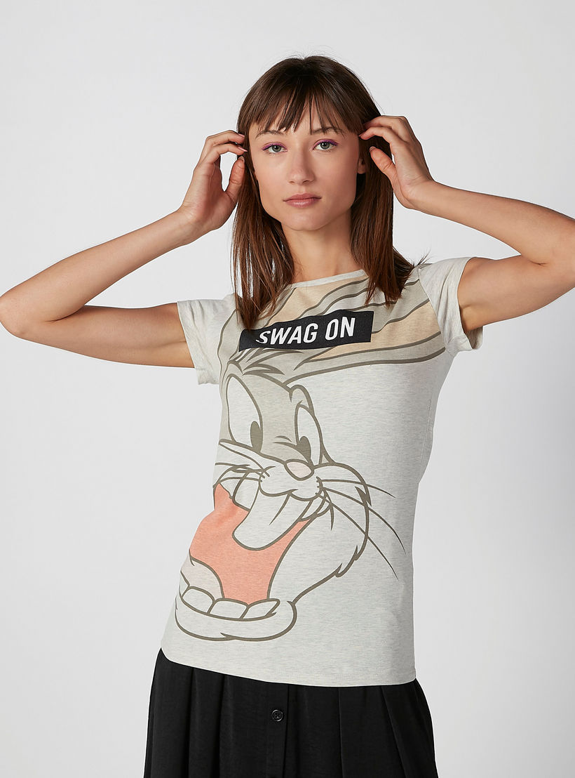 تيشيرت سكيني بياقة مستديرة وأكمام كاب وطبعات باجز باني-women-clothing-tshirts-image-1