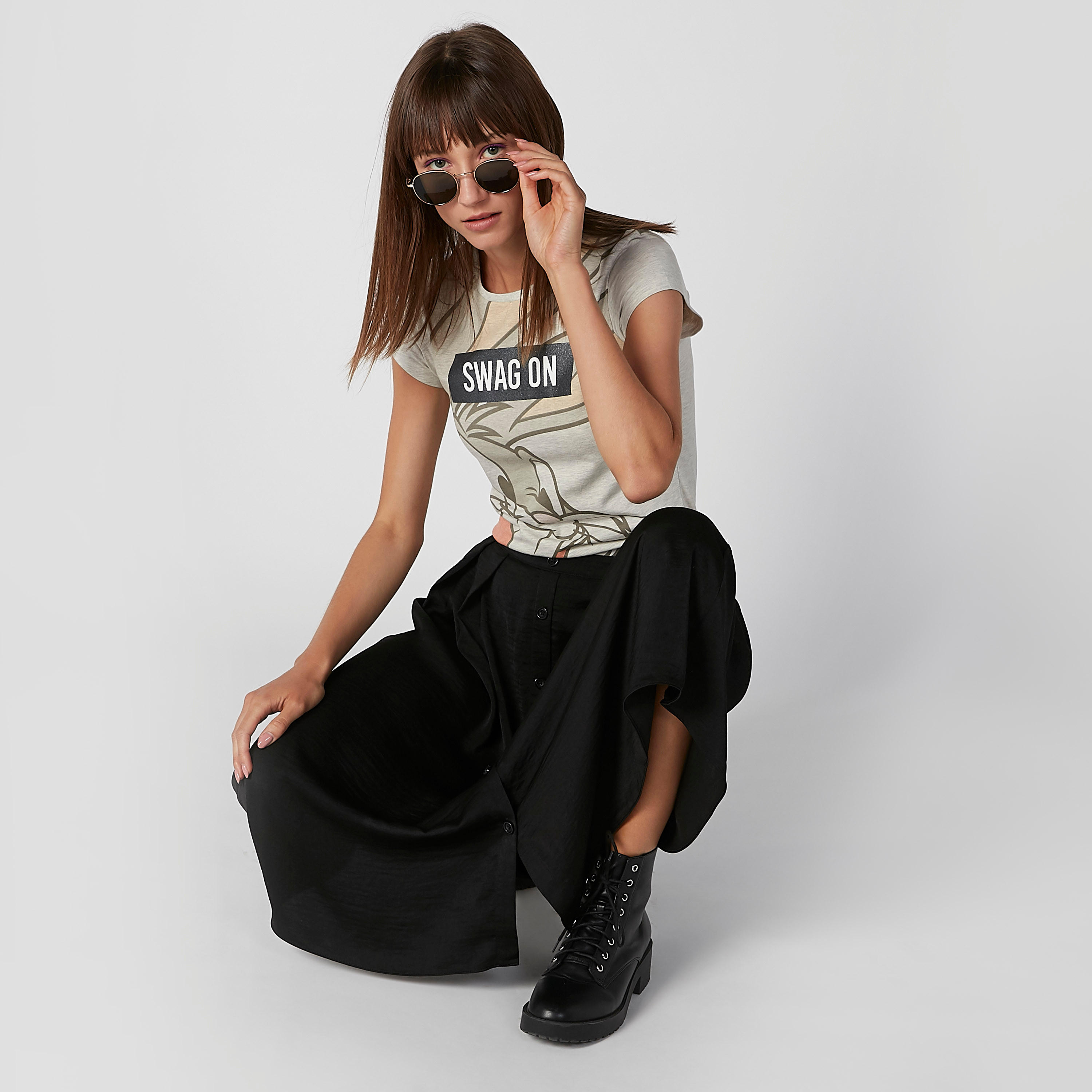 تيشيرت سكيني بياقة مستديرة وأكمام كاب وطبعات باجز باني-women-clothing-tshirts-image-2