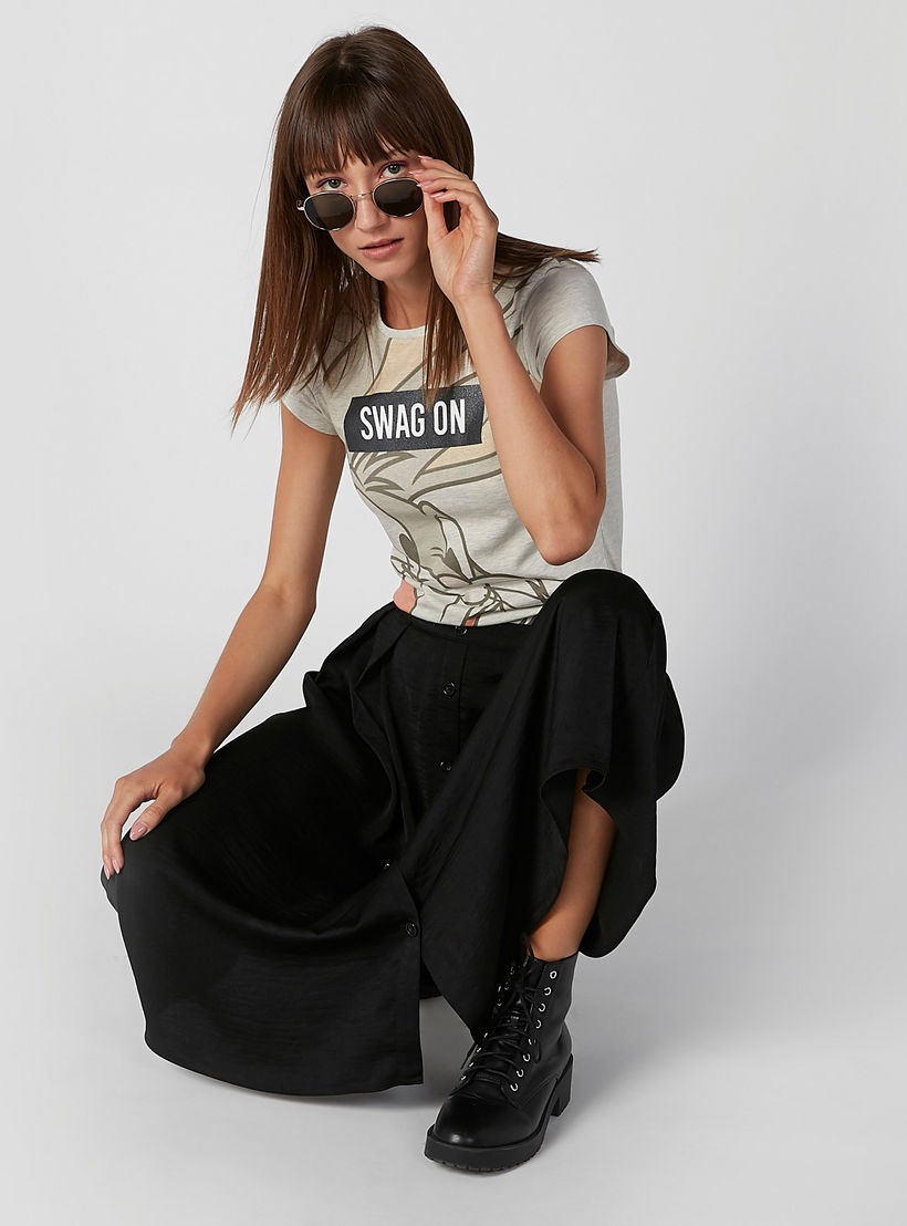 تيشيرت سكيني بياقة مستديرة وأكمام كاب وطبعات باجز باني-women-clothing-tshirts-image-2