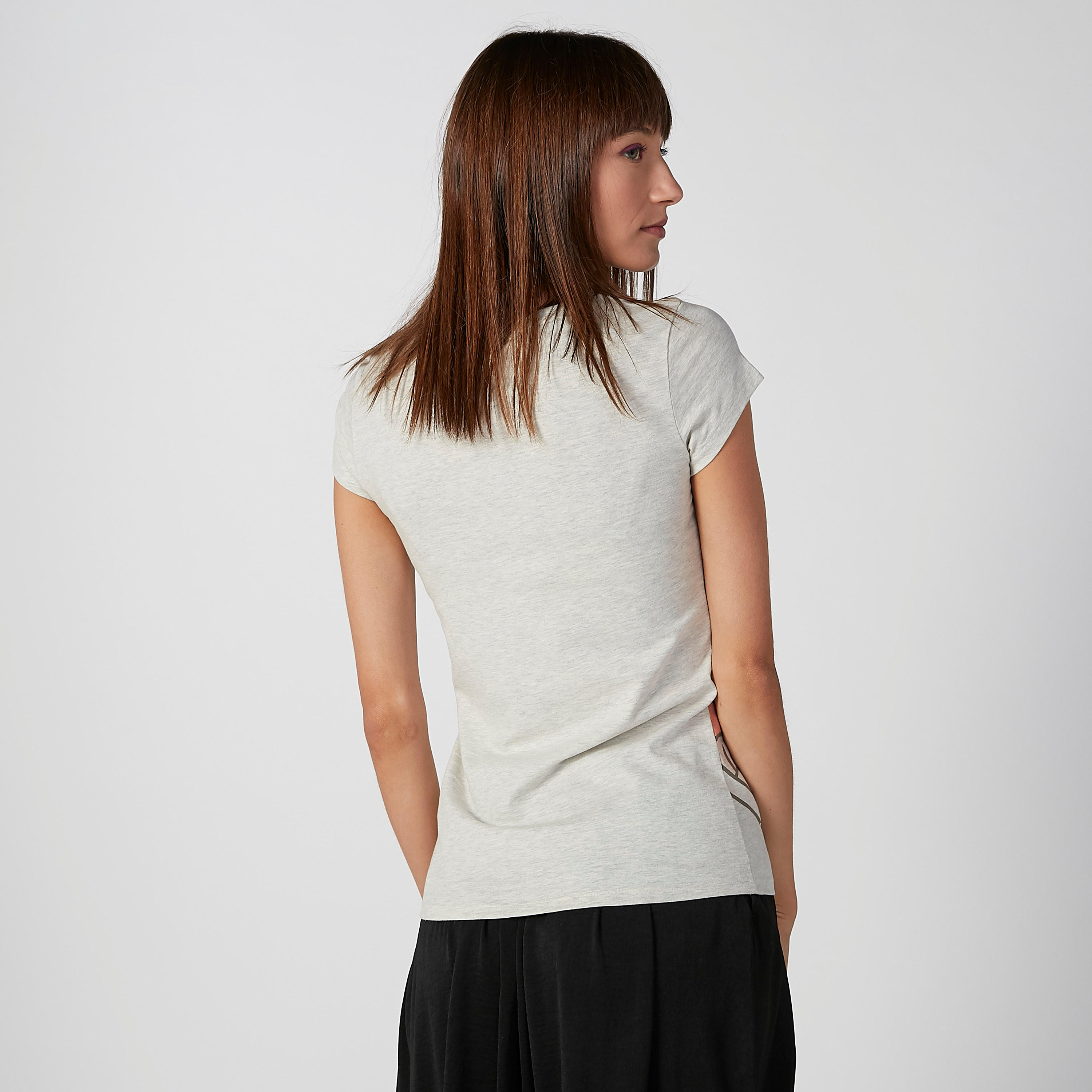 تيشيرت سكيني بياقة مستديرة وأكمام كاب وطبعات باجز باني-women-clothing-tshirts-image-3