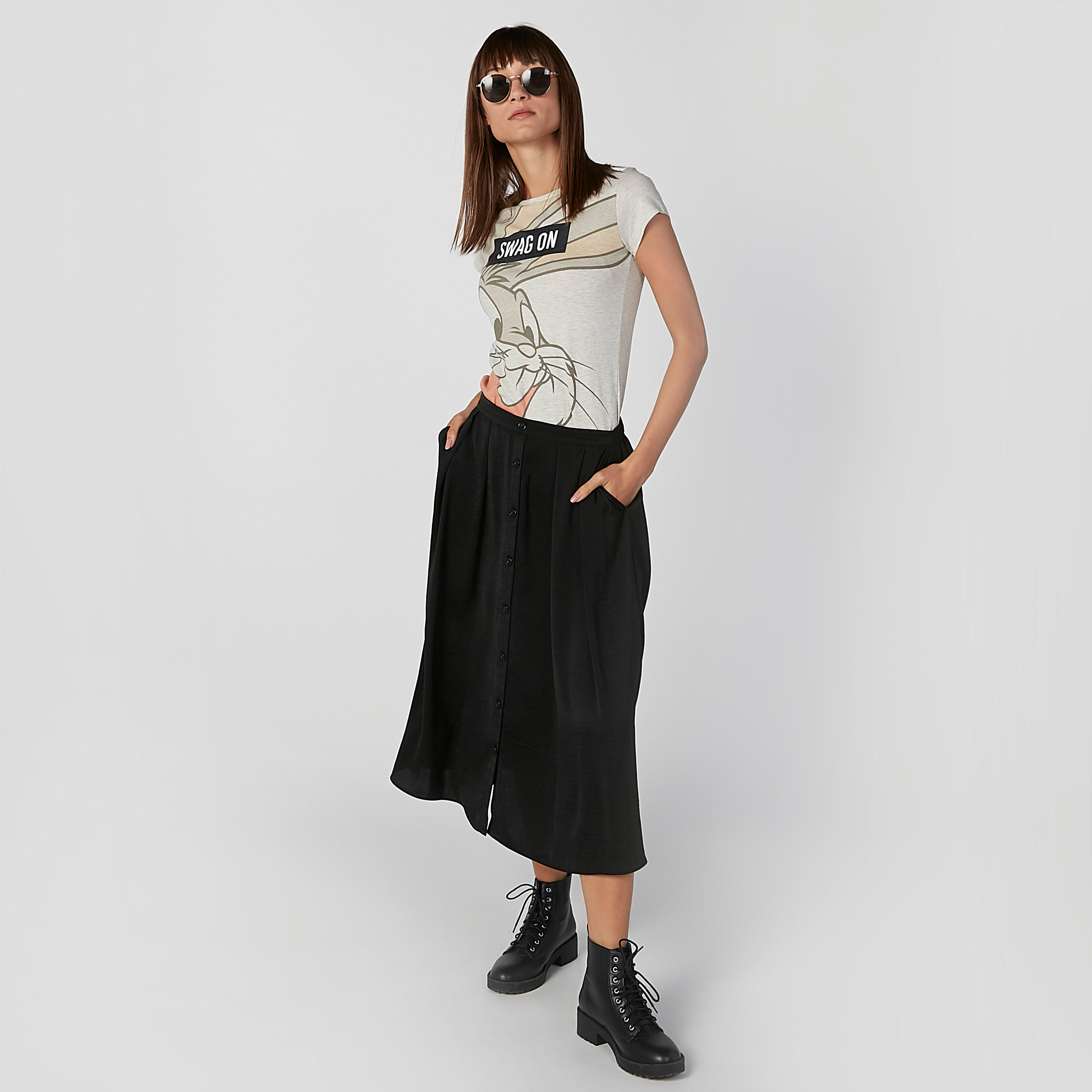 تيشيرت سكيني بياقة مستديرة وأكمام كاب وطبعات باجز باني-women-clothing-tshirts-image-4