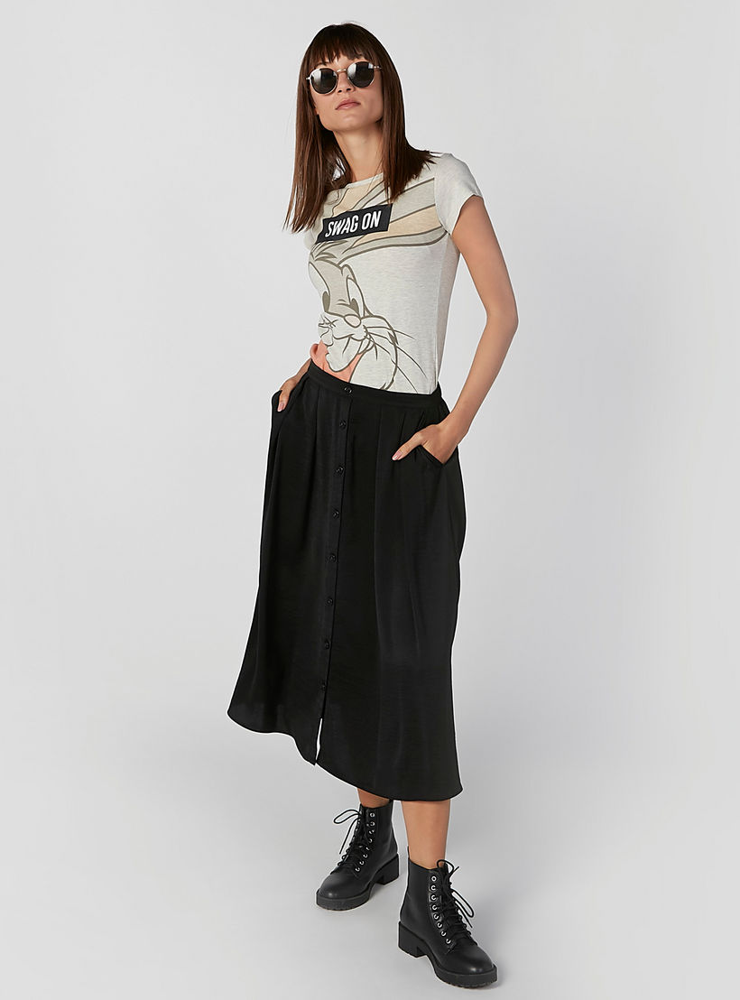 تيشيرت سكيني بياقة مستديرة وأكمام كاب وطبعات باجز باني-women-clothing-tshirts-image-4