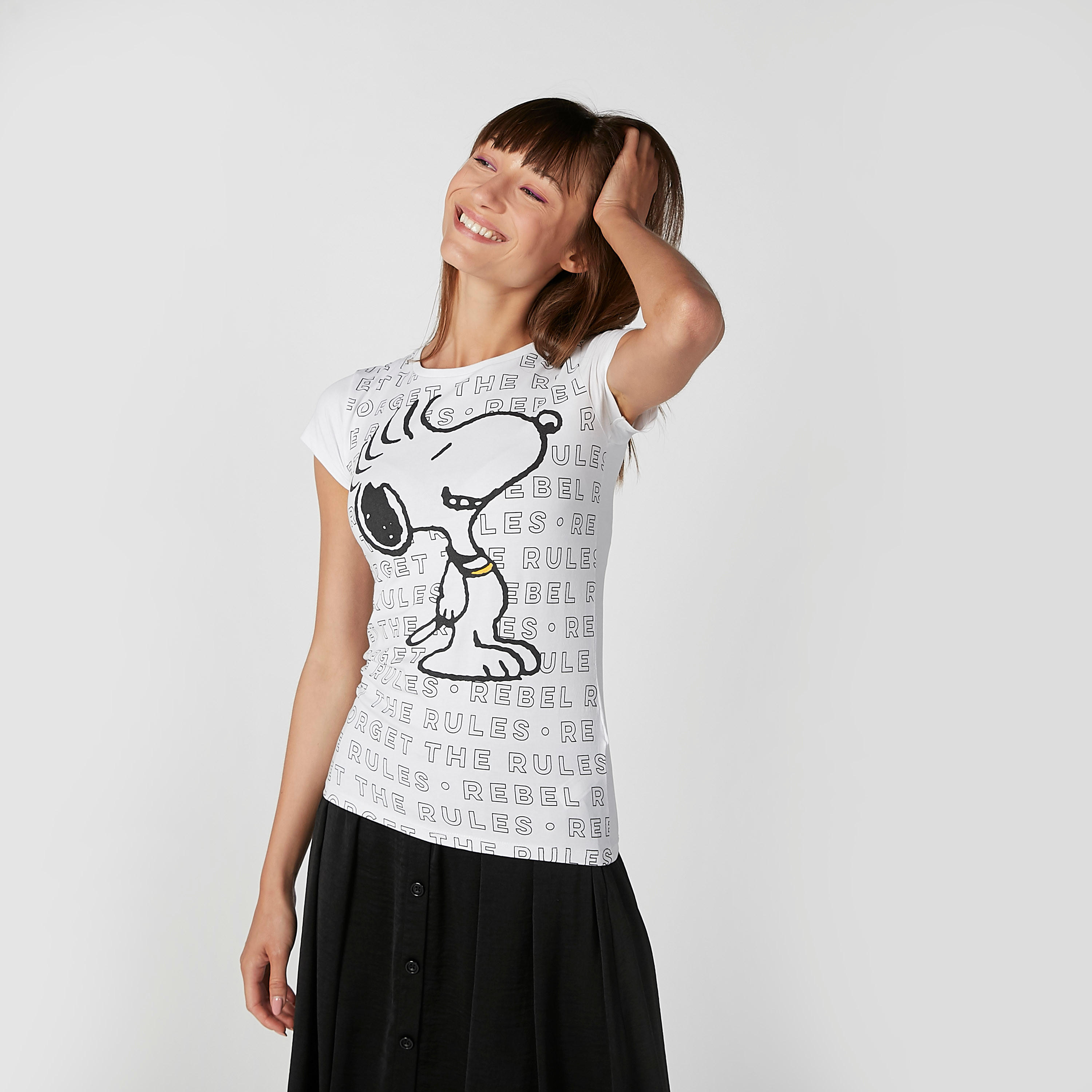تيشيرت سكيني بياقة مستديرة وأكمام كاب وطبعات سنوبي-women-clothing-tshirts-image-1