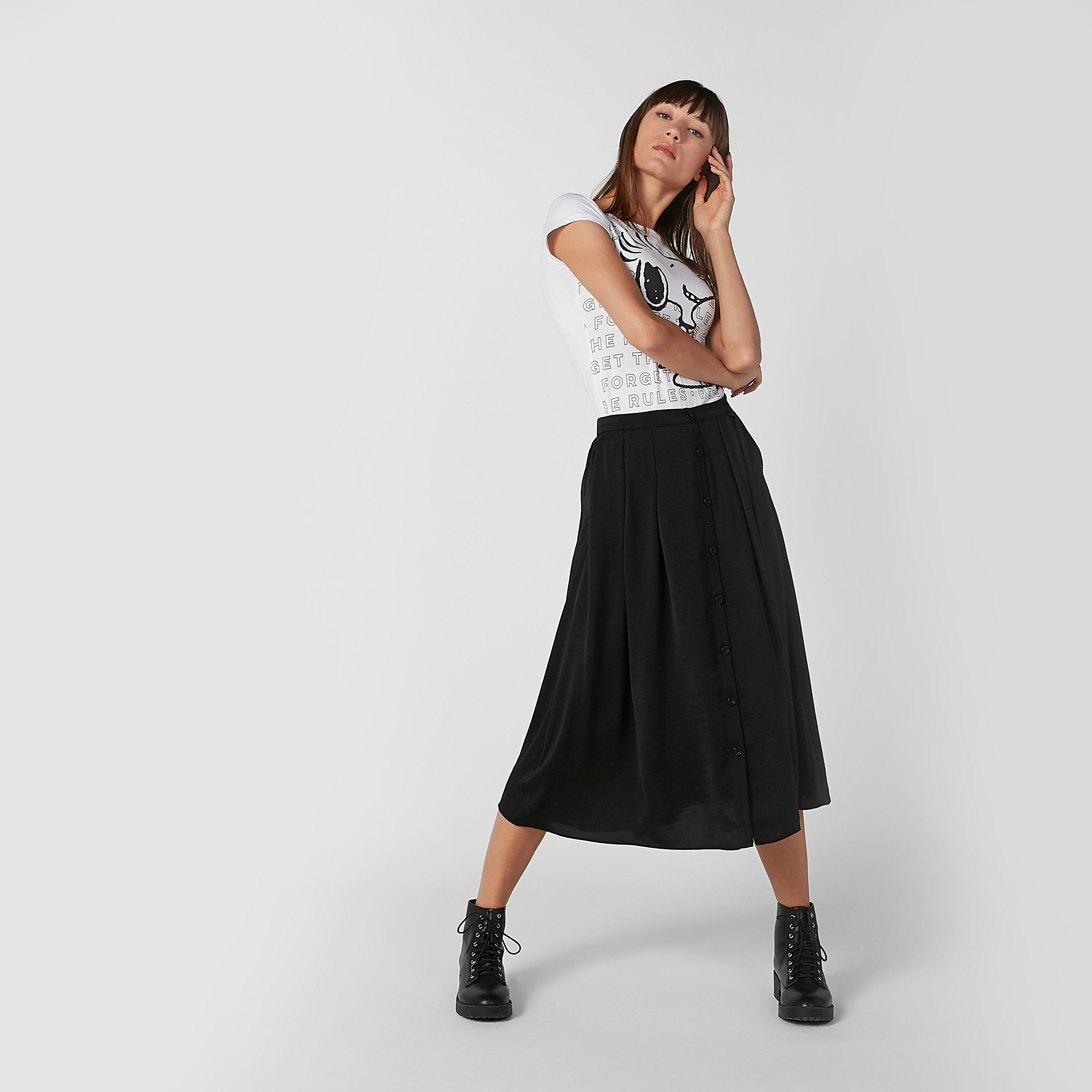 تيشيرت سكيني بياقة مستديرة وأكمام كاب وطبعات سنوبي-women-clothing-tshirts-image-2