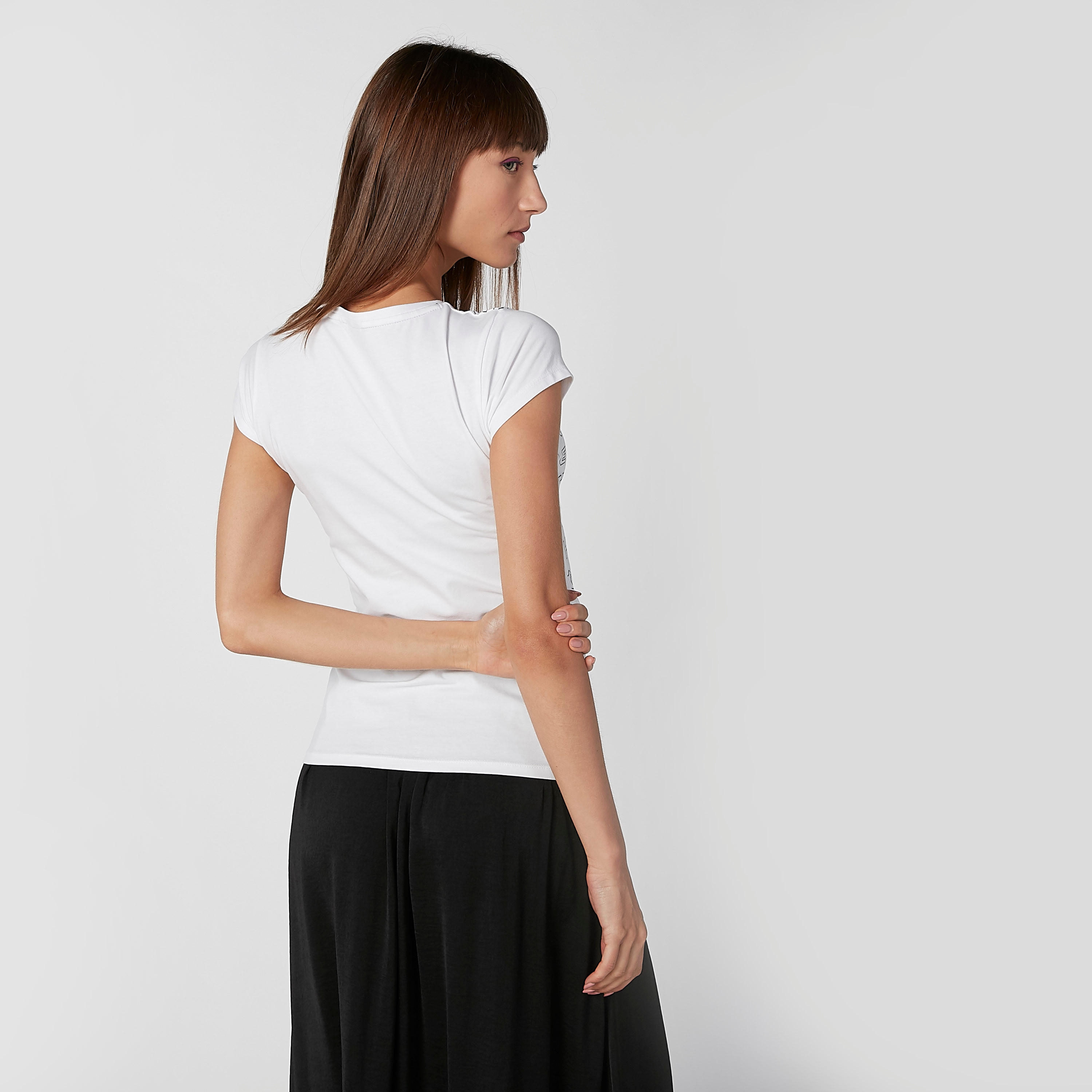 تيشيرت سكيني بياقة مستديرة وأكمام كاب وطبعات سنوبي-women-clothing-tshirts-image-3