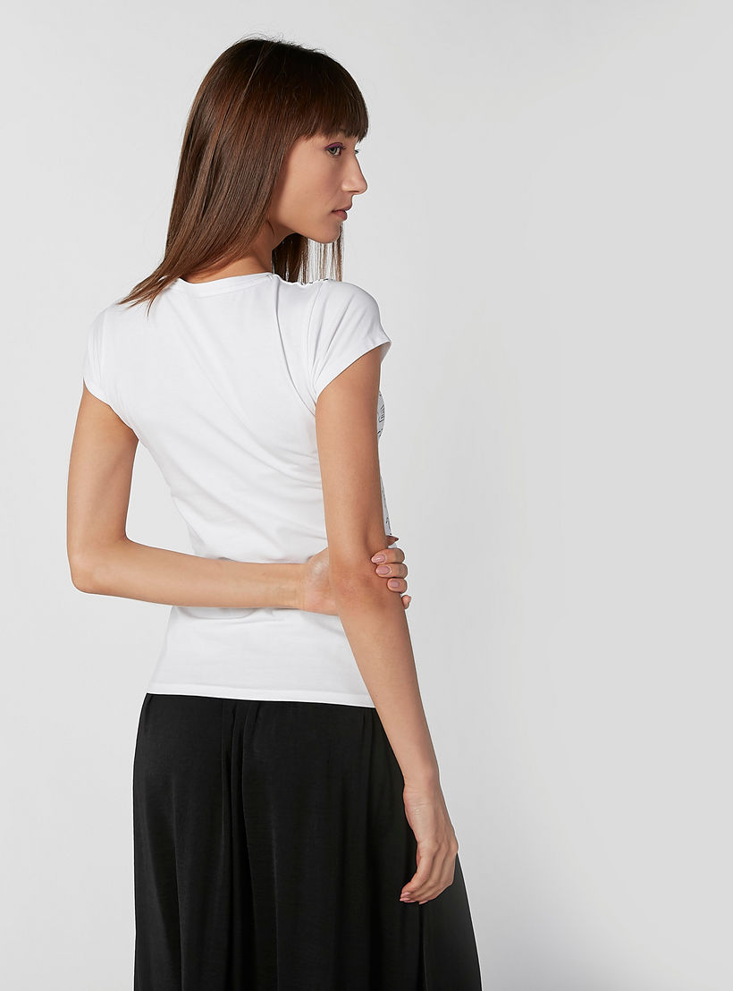 تيشيرت سكيني بياقة مستديرة وأكمام كاب وطبعات سنوبي-women-clothing-tshirts-image-3
