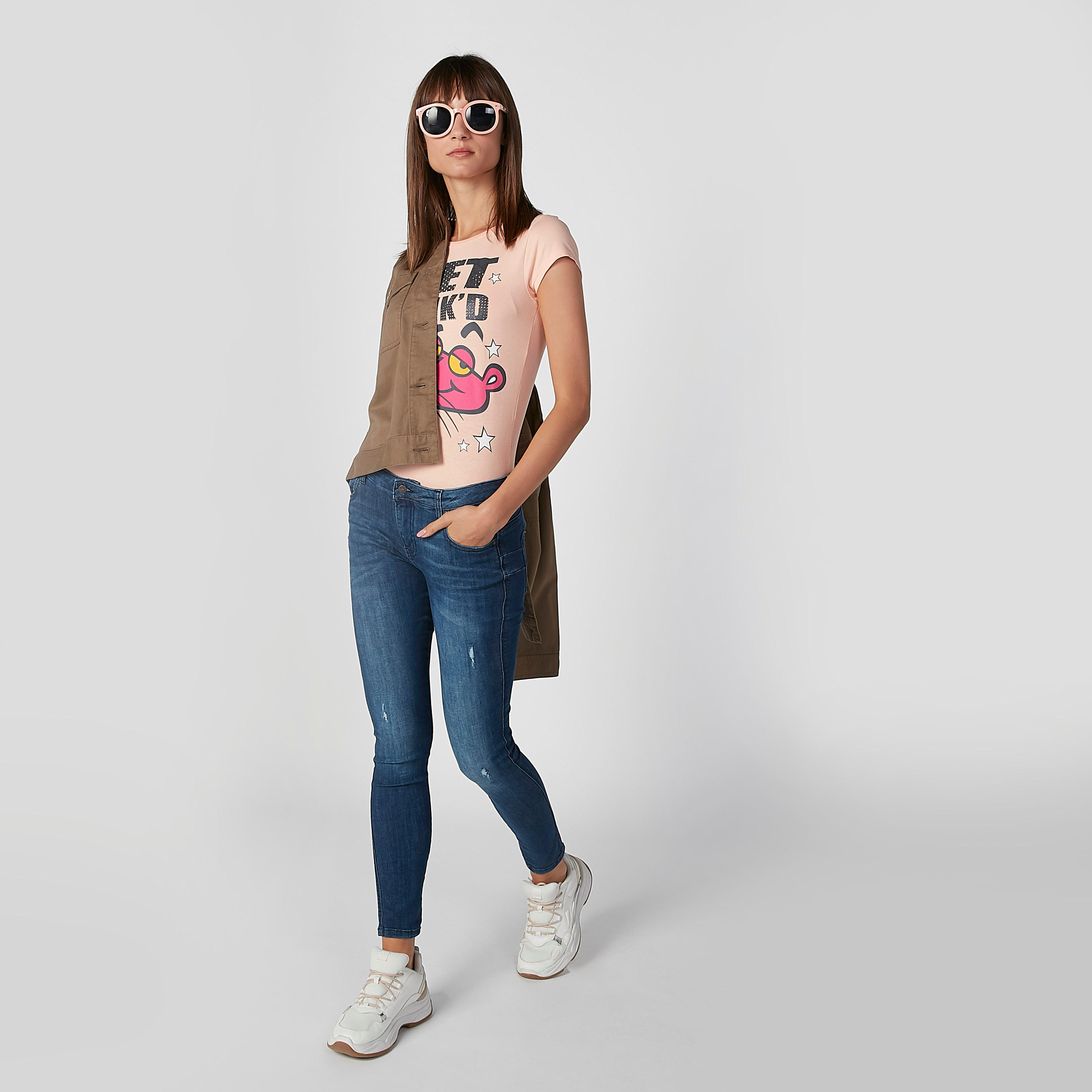 تيشيرت مستدام سكيني بأكمام كاب وطبعات بينك بانثر -women-clothing-tshirts-image-1