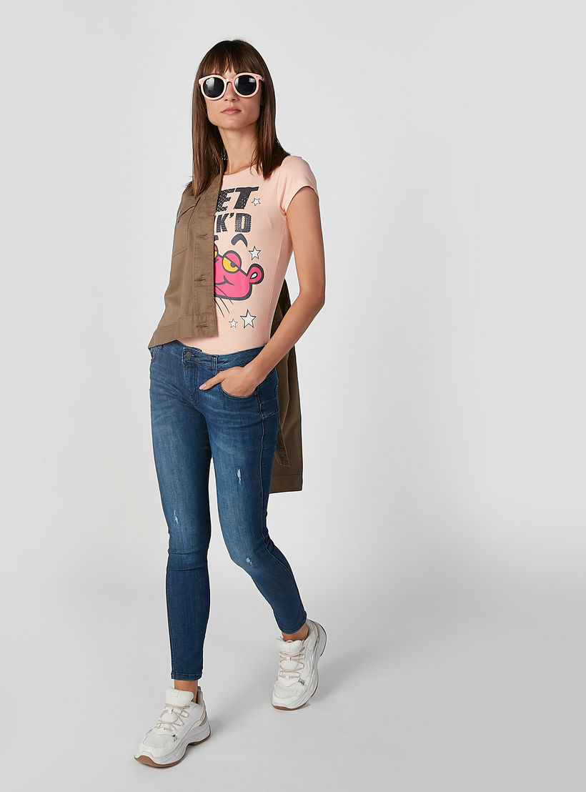 تيشيرت مستدام سكيني بأكمام كاب وطبعات بينك بانثر -women-clothing-tshirts-image-1