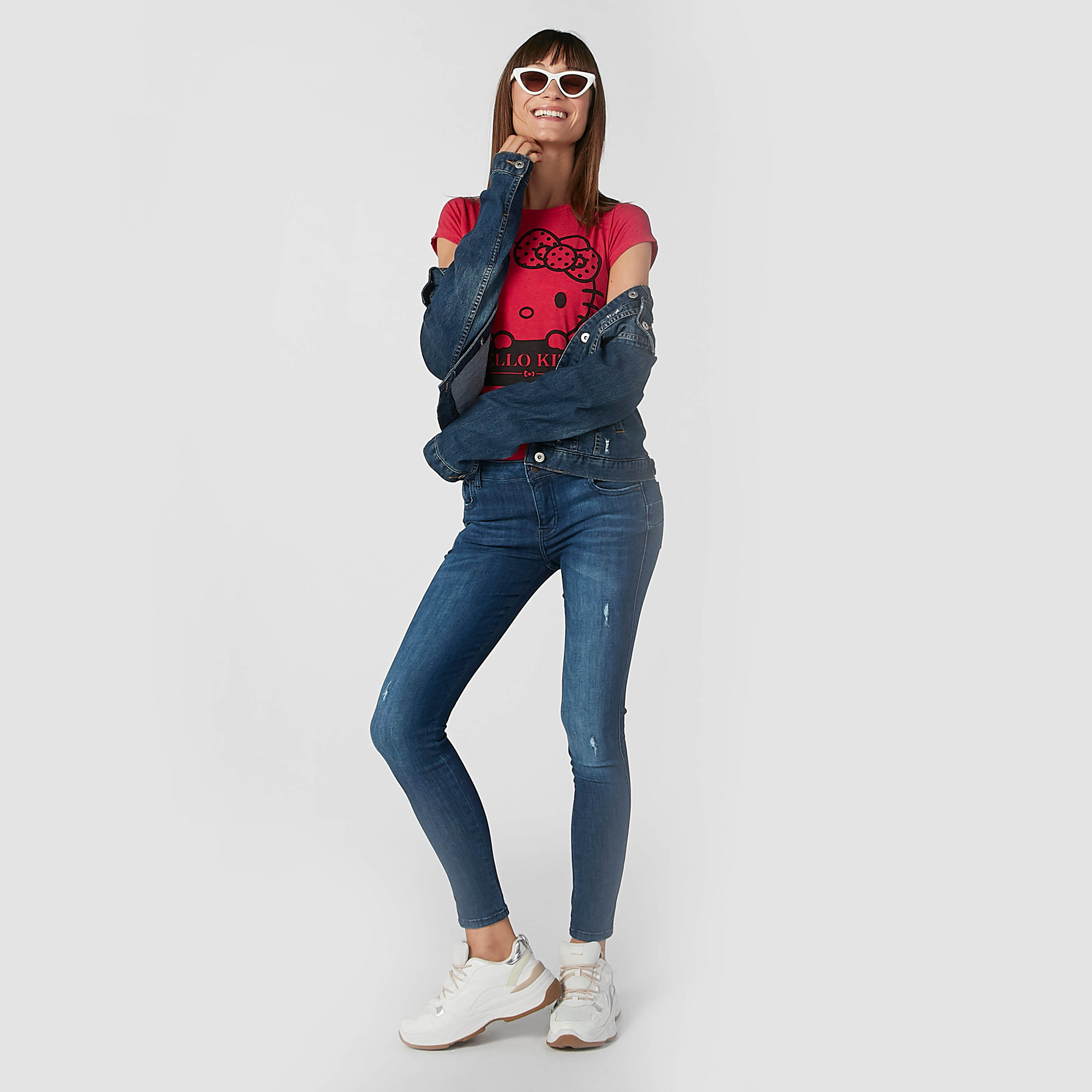 تيشيرت مستدام سكيني بياقة مستديرة وطبعات هالو كيتي-women-clothing-tshirts-image-2