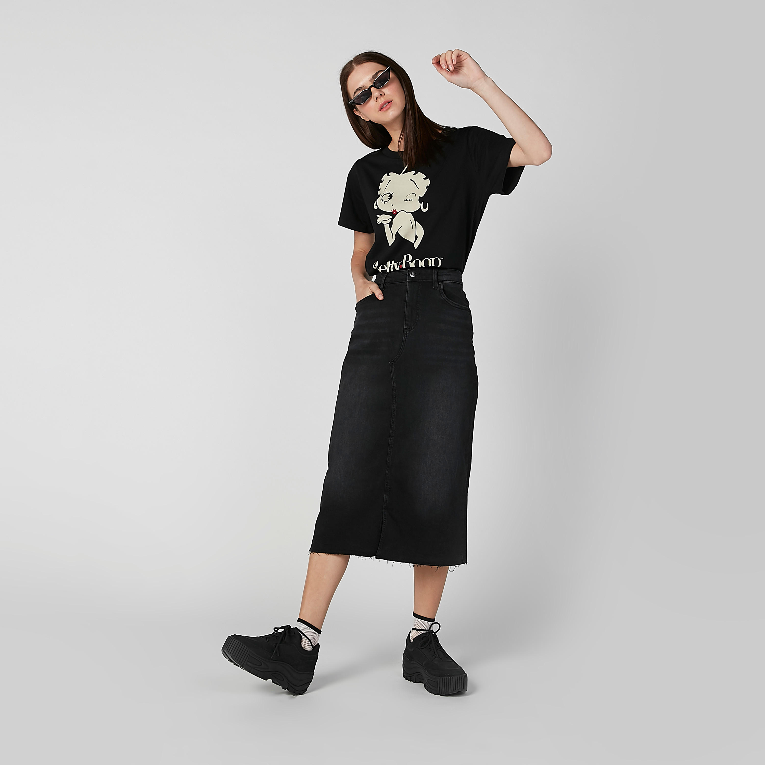 تيشيرت مستدام بأكمام قصيرة وطبعات بيتي بوب-women-clothing-tshirts-image-1