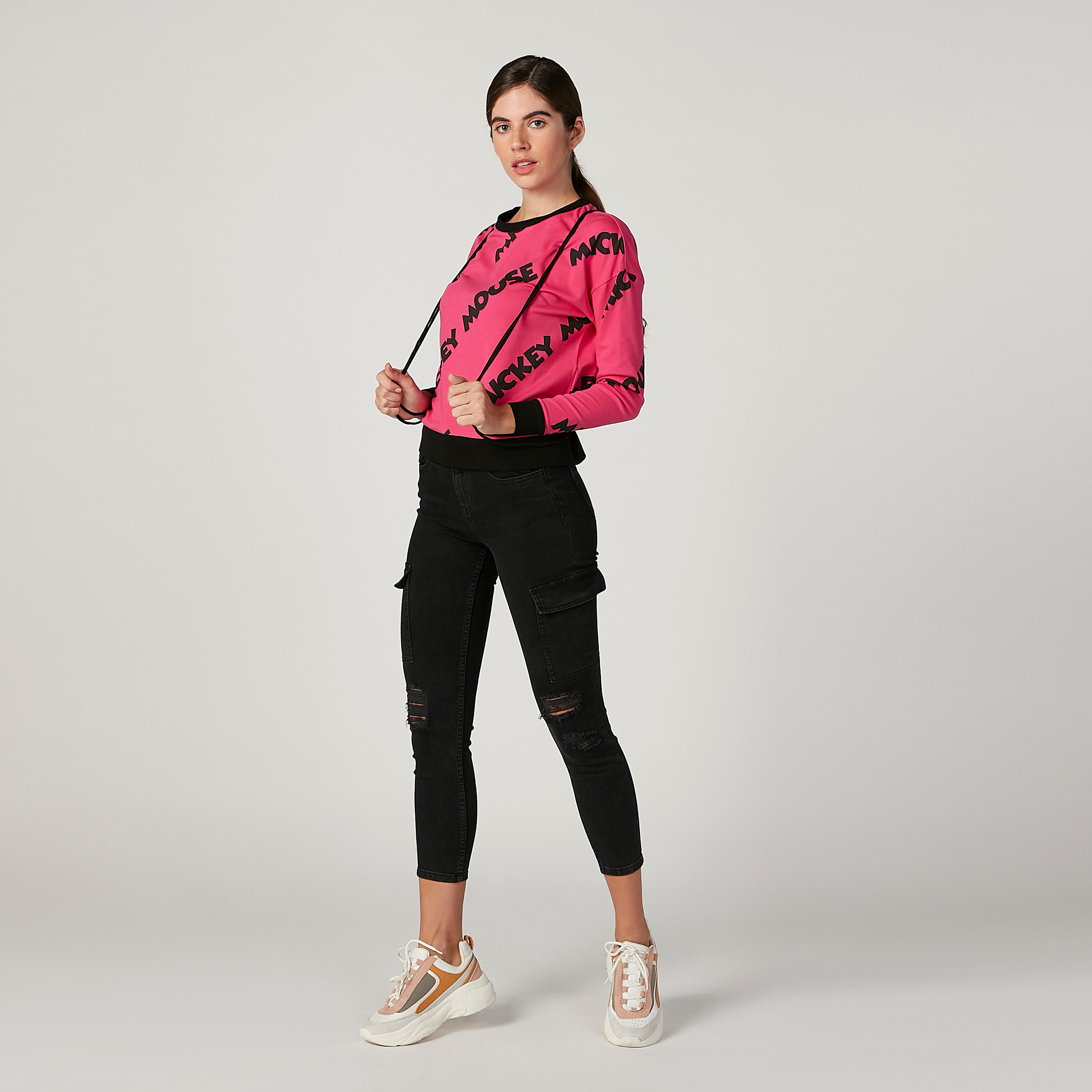 بلوزة سكيني فيت بطبعات ميكي ماوس وياقة مستديرة وأكمام طويلة-women-clothing-tshirts-image-2