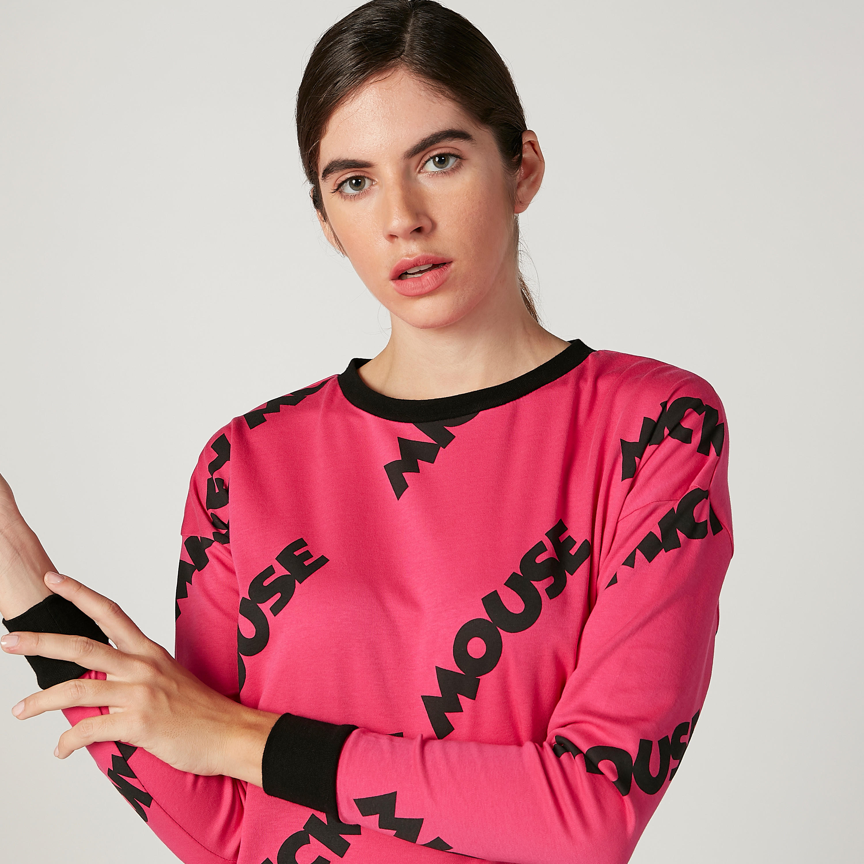 بلوزة سكيني فيت بطبعات ميكي ماوس وياقة مستديرة وأكمام طويلة-women-clothing-tshirts-image-3