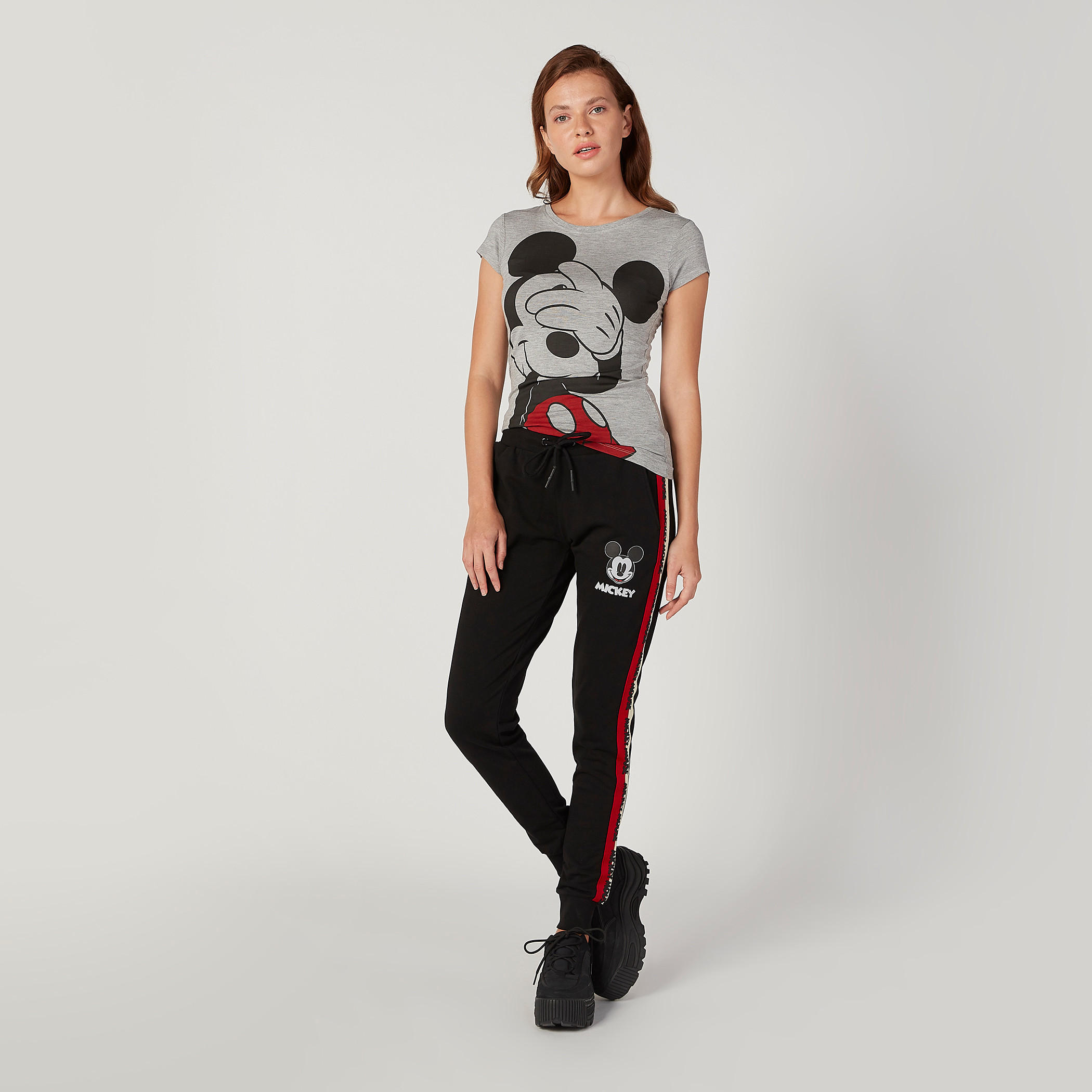 بنطلون رياضي سليم بخصر متوسط الارتفاع وجيوب بطبعات ميكي ماوس-women-clothing-bottoms-joggers-image-2