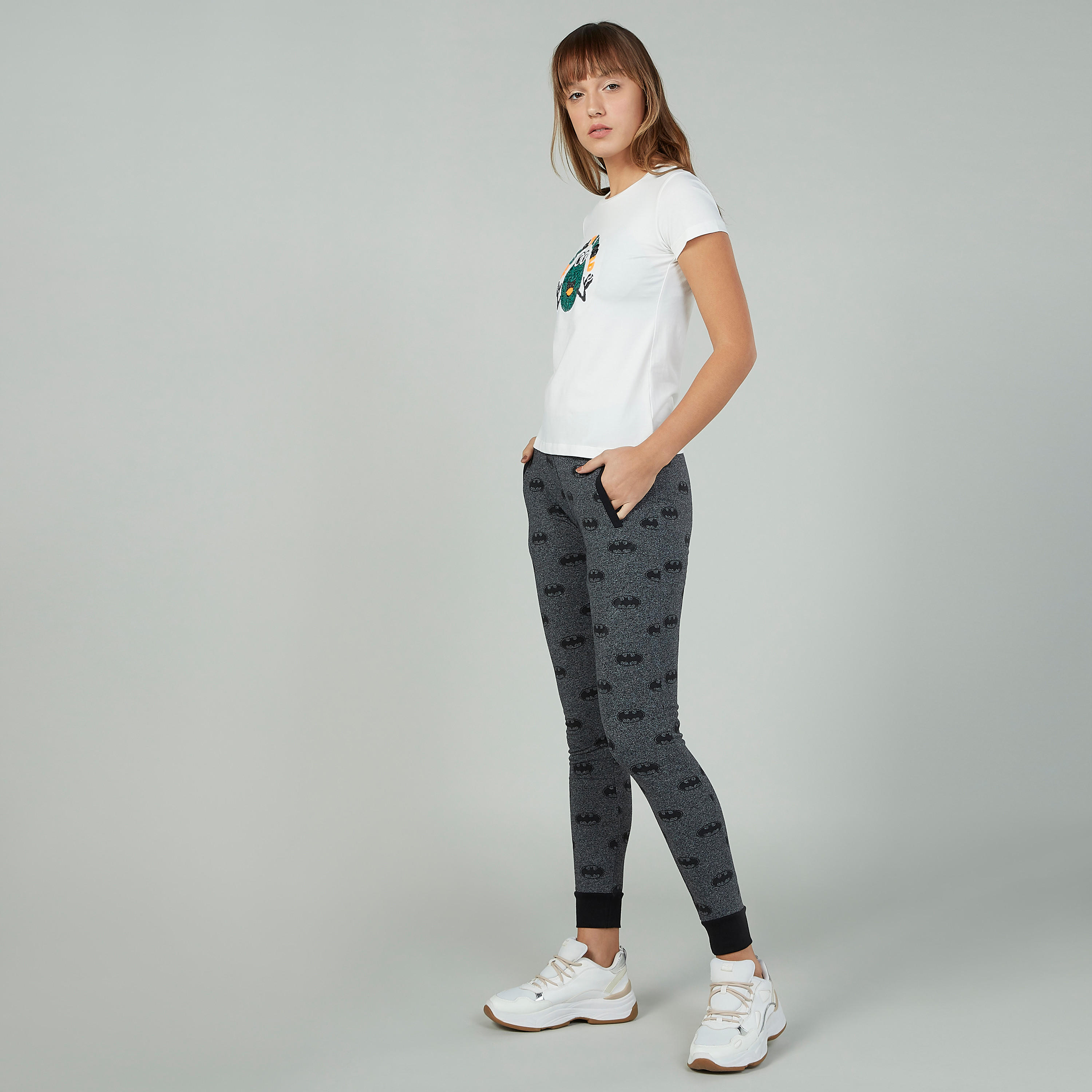 بنطلون رياضي سليم بخصر مطاطي منخفض وطبعات باتمان-women-clothing-bottoms-joggers-image-2