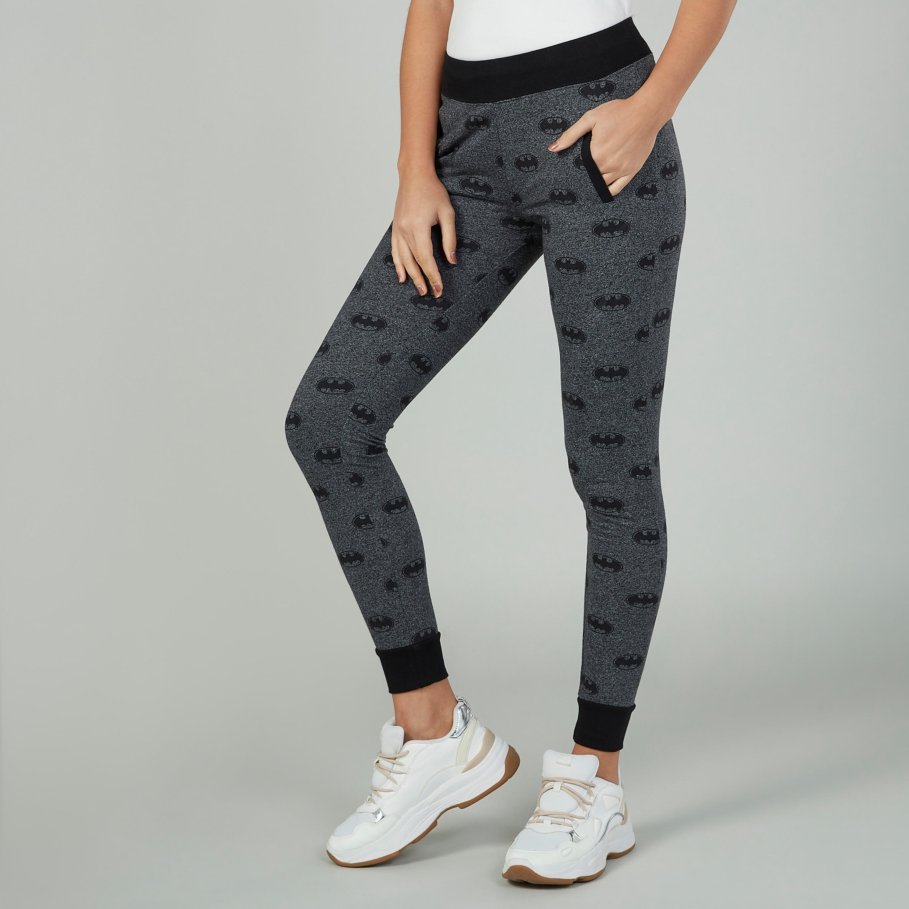 بنطلون رياضي سليم بخصر مطاطي منخفض وطبعات باتمان-women-clothing-bottoms-joggers-image-4