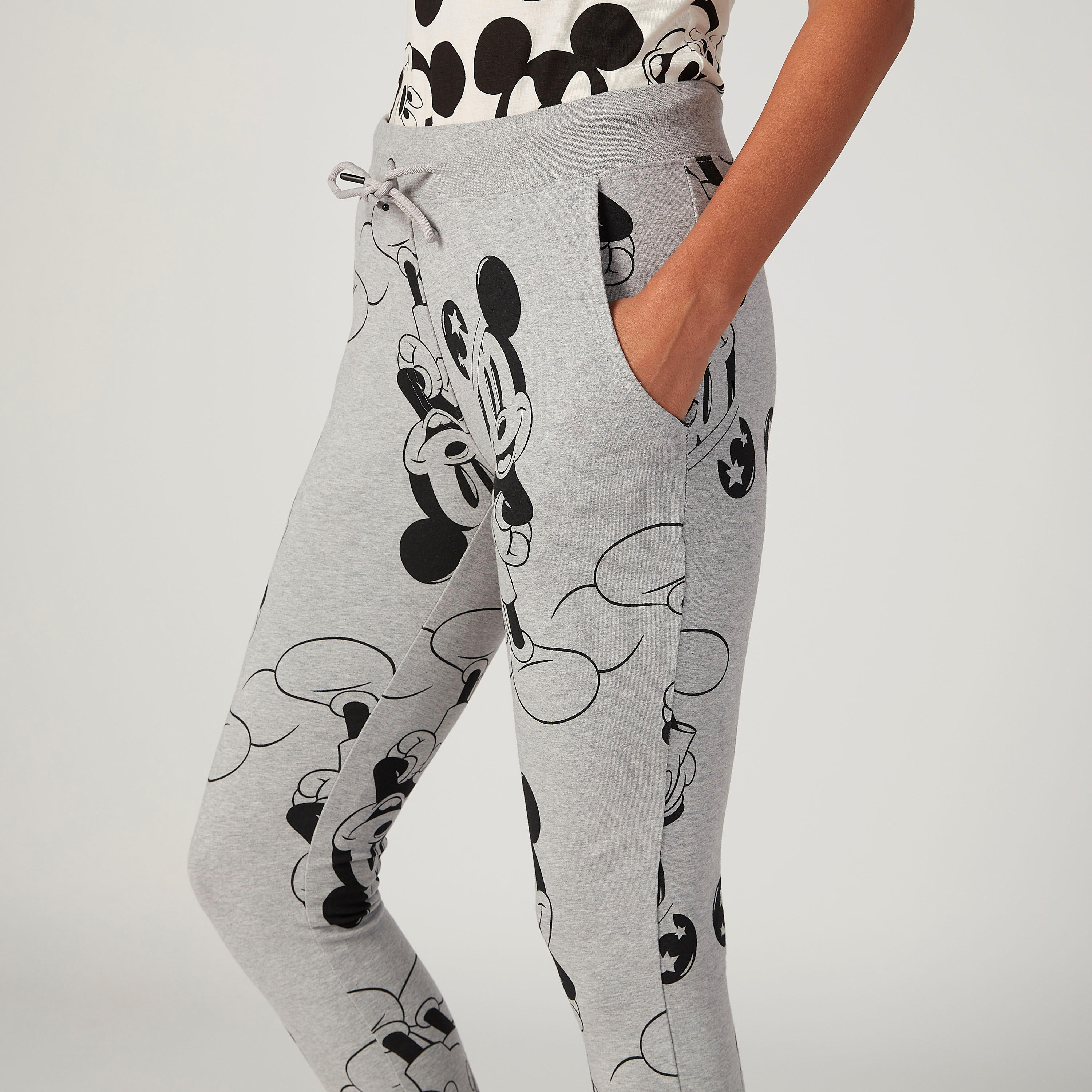 بنطلون رياضي سليم بجيوب وطبعات ميكي ماوس-women-clothing-bottoms-joggers-image-3