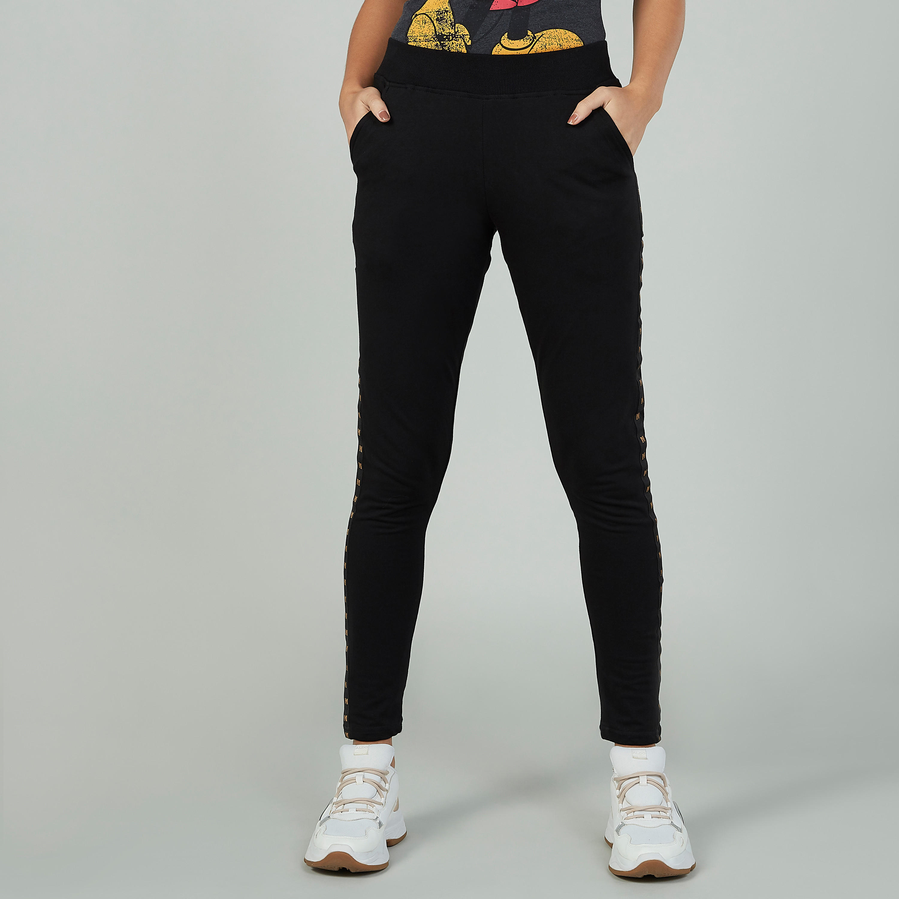 بنطلون طويل سليم بخصر منخفض وتفاصيل شريطة بطبعات ميكي ماوس-women-clothing-bottoms-joggers-image-1