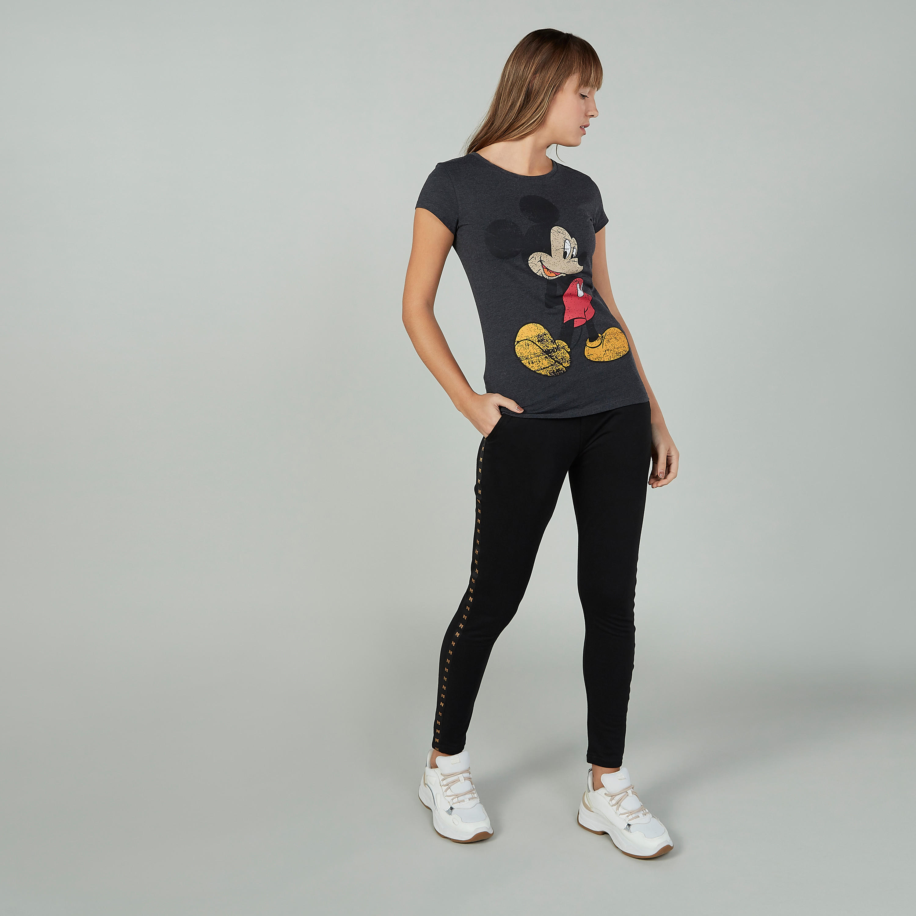 بنطلون طويل سليم بخصر منخفض وتفاصيل شريطة بطبعات ميكي ماوس-women-clothing-bottoms-joggers-image-2