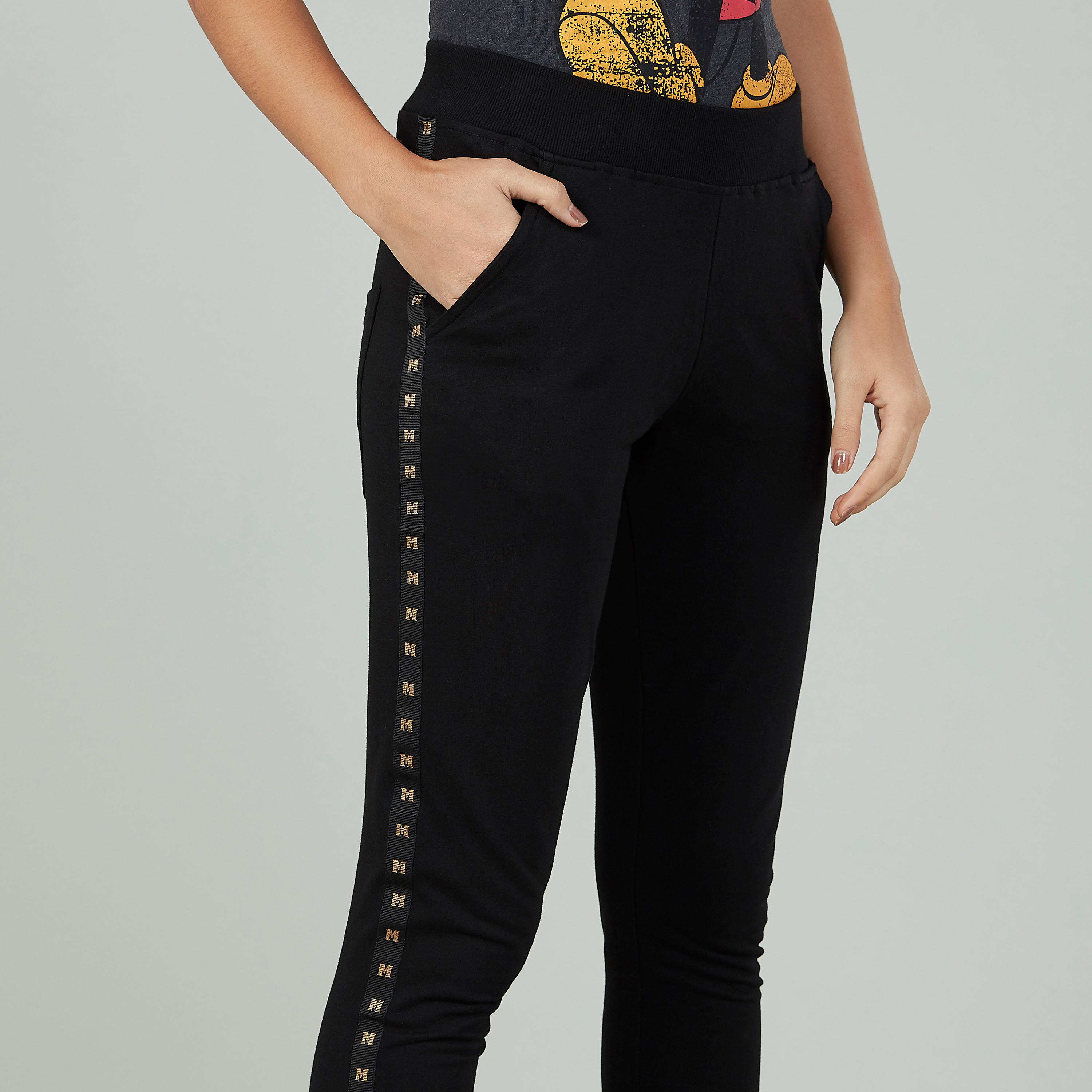 بنطلون طويل سليم بخصر منخفض وتفاصيل شريطة بطبعات ميكي ماوس-women-clothing-bottoms-joggers-image-3
