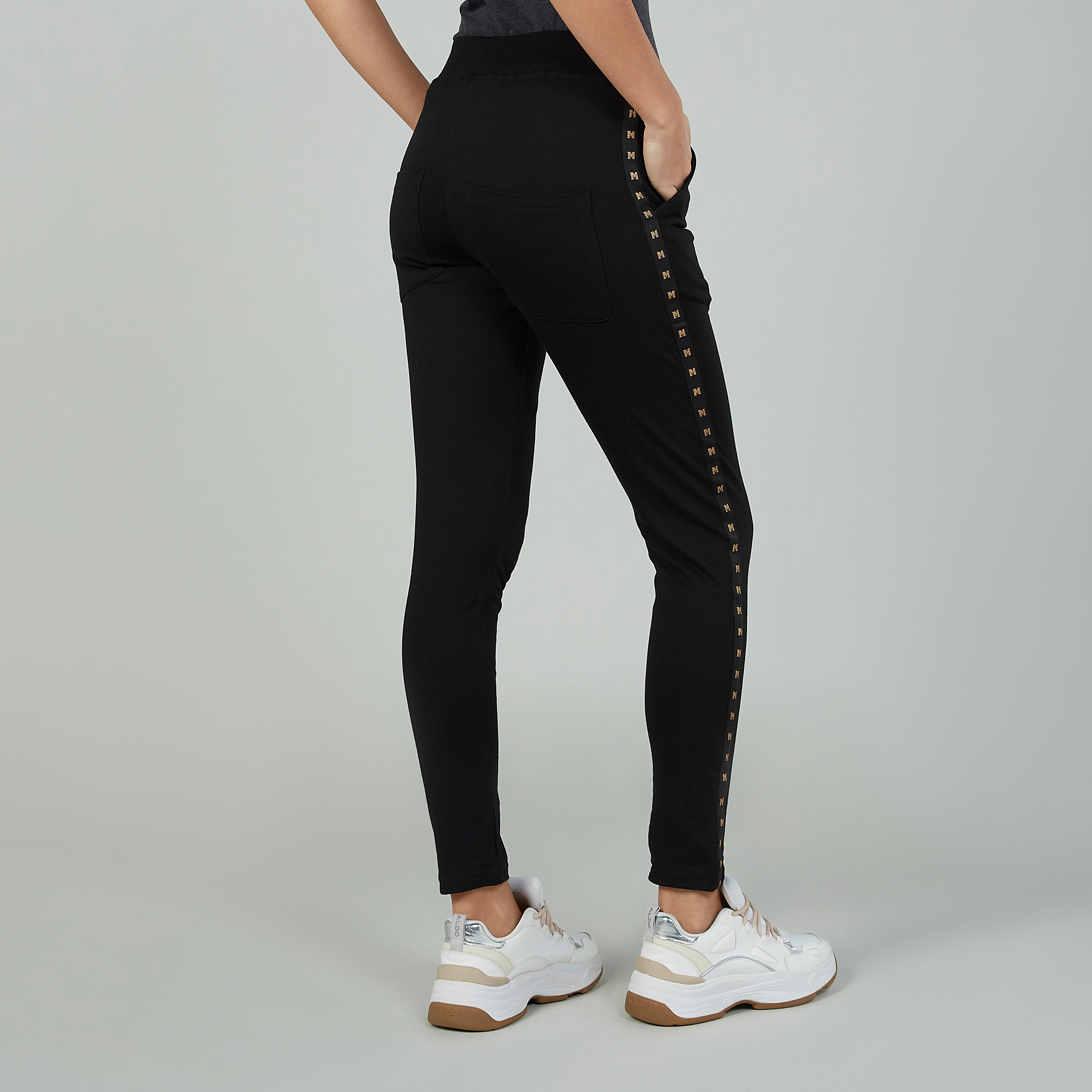 بنطلون طويل سليم بخصر منخفض وتفاصيل شريطة بطبعات ميكي ماوس-women-clothing-bottoms-joggers-image-4