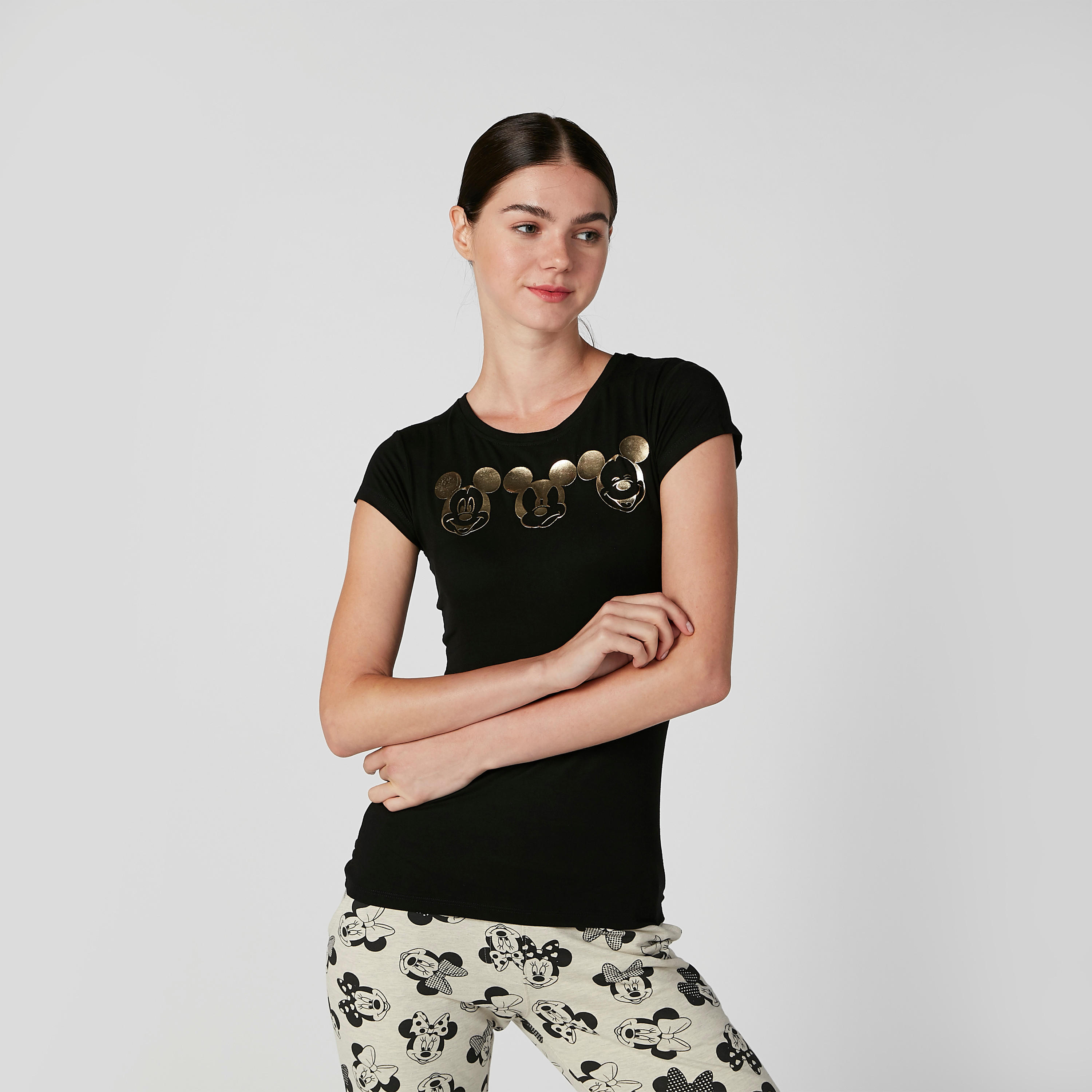 تيشيرت سكيني بياقة مستديرة وأكمام كاب وطبعات ميكي ماوس-women-clothing-tshirts-image-1
