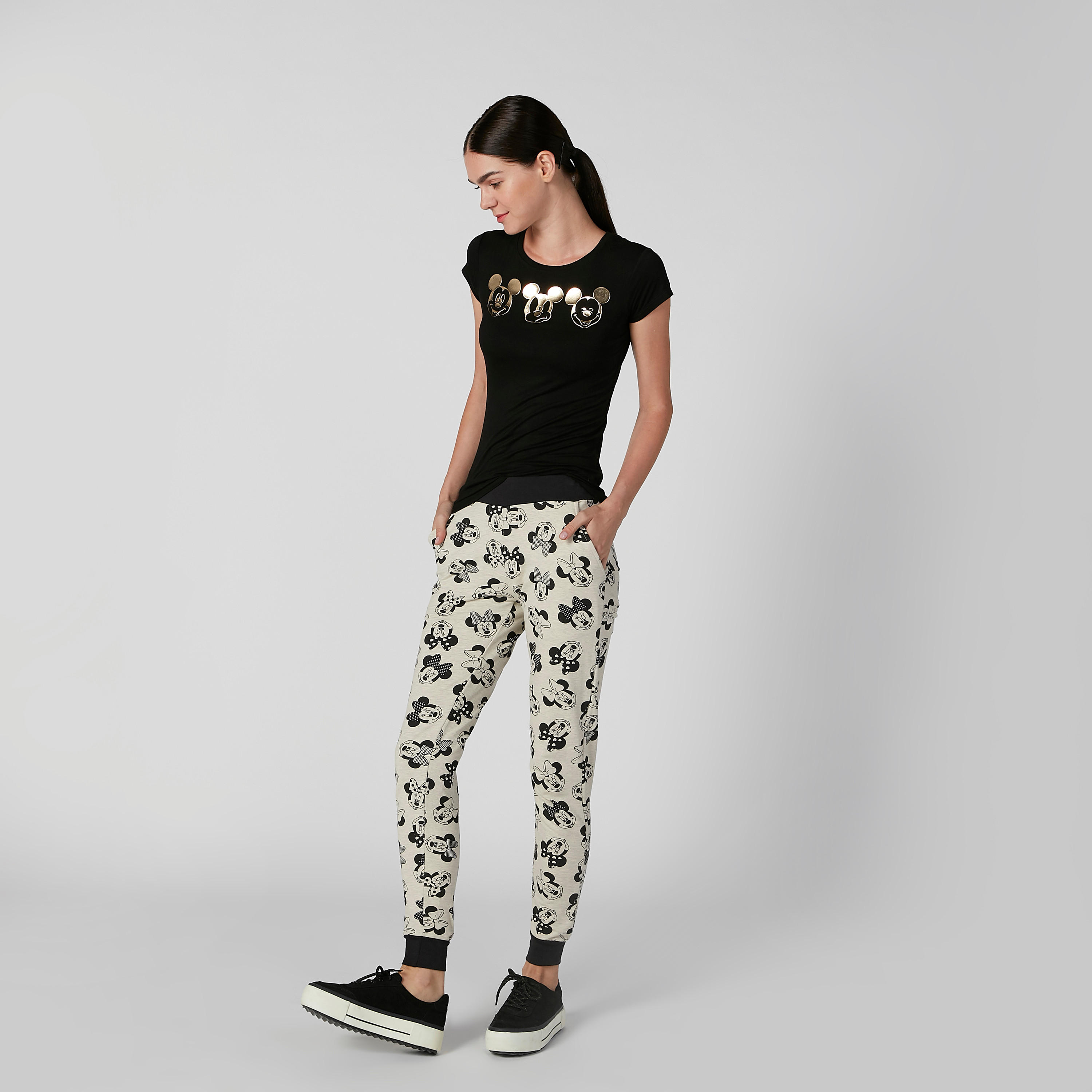 تيشيرت سكيني بياقة مستديرة وأكمام كاب وطبعات ميكي ماوس-women-clothing-tshirts-image-2