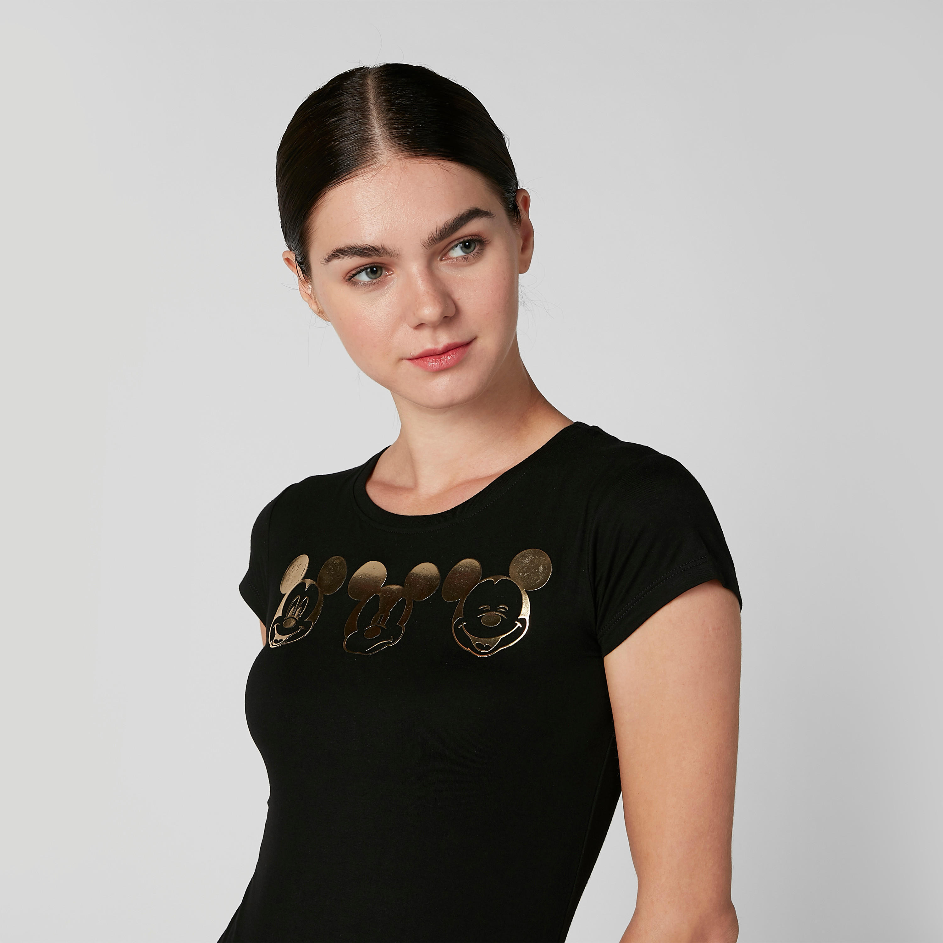تيشيرت سكيني بياقة مستديرة وأكمام كاب وطبعات ميكي ماوس-women-clothing-tshirts-image-3
