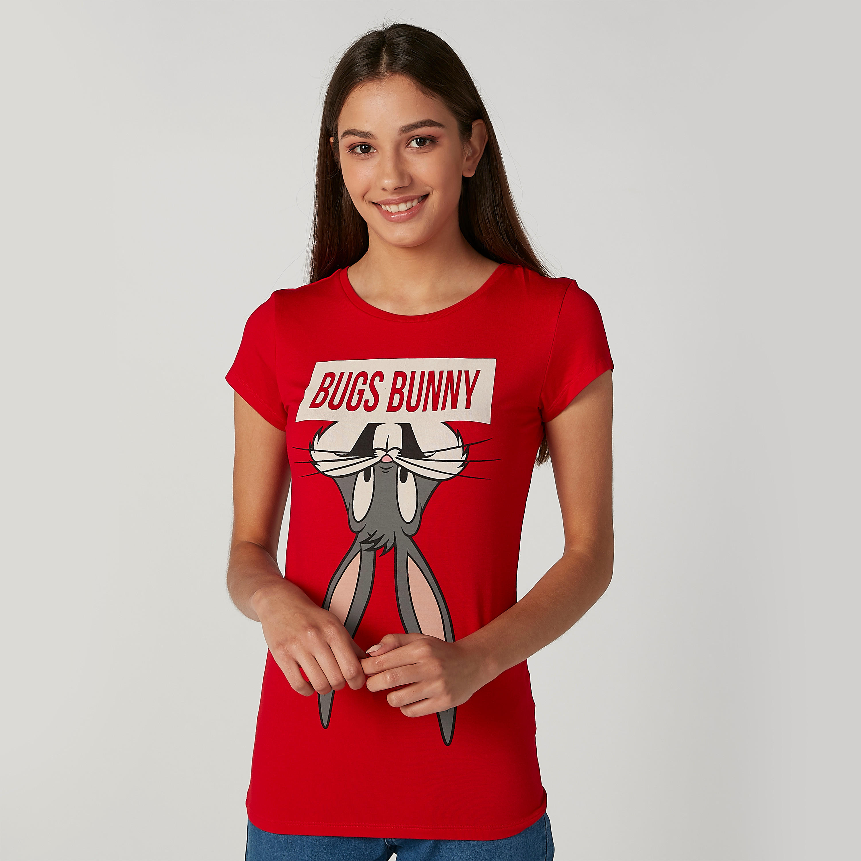 تيشيرت سكيني بياقة مستديرة وأكمام كاب وطبعات باجز باني-women-clothing-tshirts-image-1