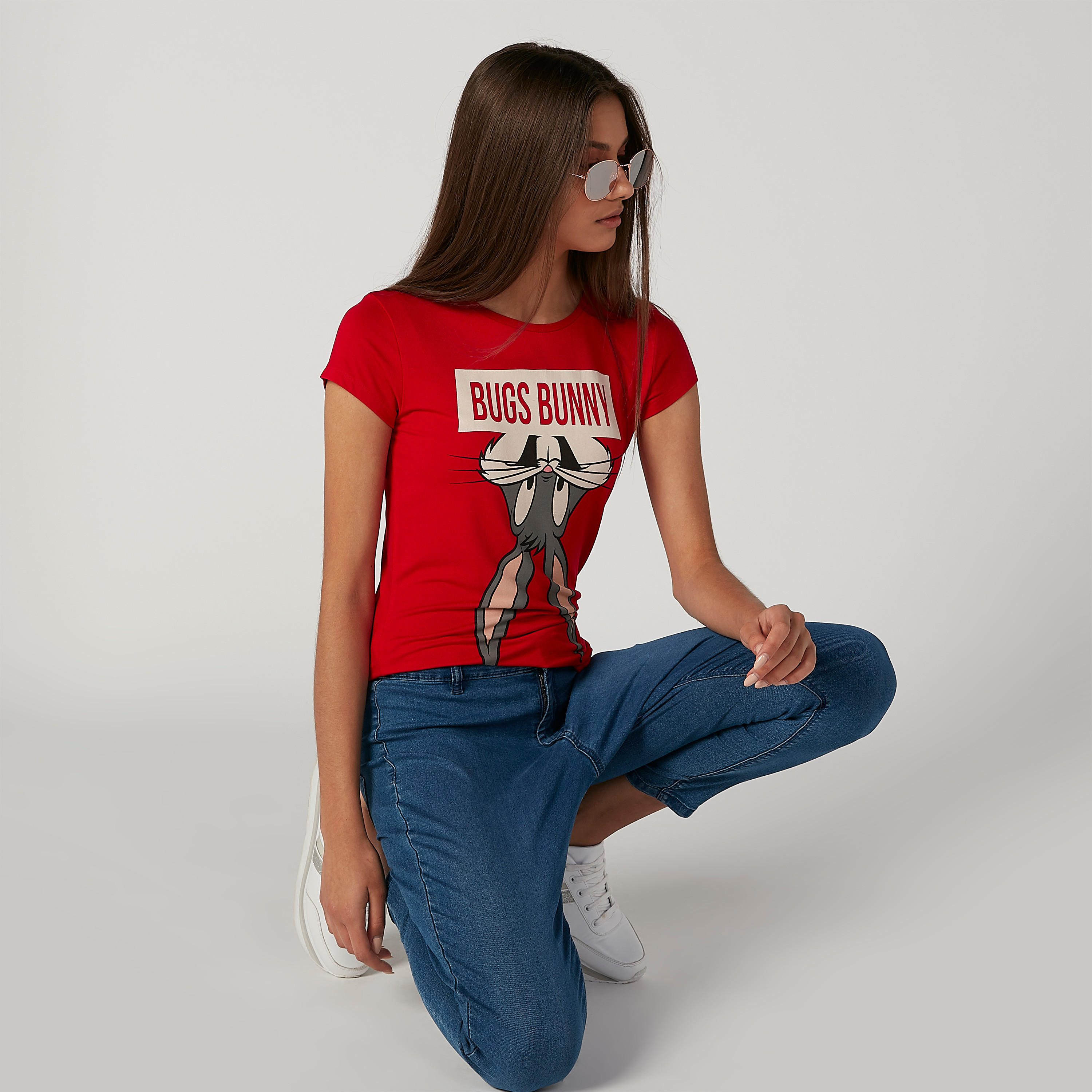 تيشيرت سكيني بياقة مستديرة وأكمام كاب وطبعات باجز باني-women-clothing-tshirts-image-3