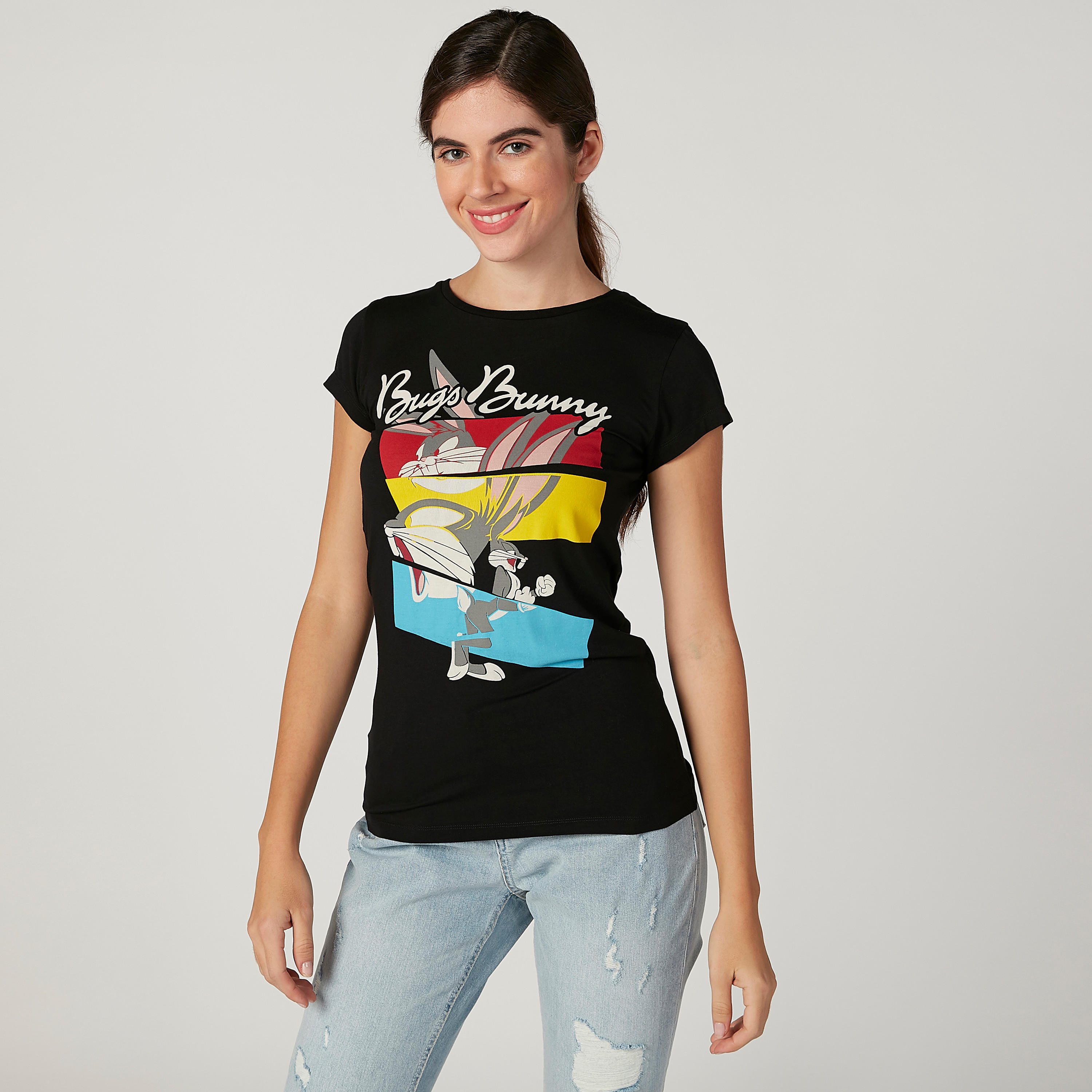 تيشيرت سكيني بياقة مستديرة وأكمام كاب وطبعات باجز باني-women-clothing-tshirts-image-1