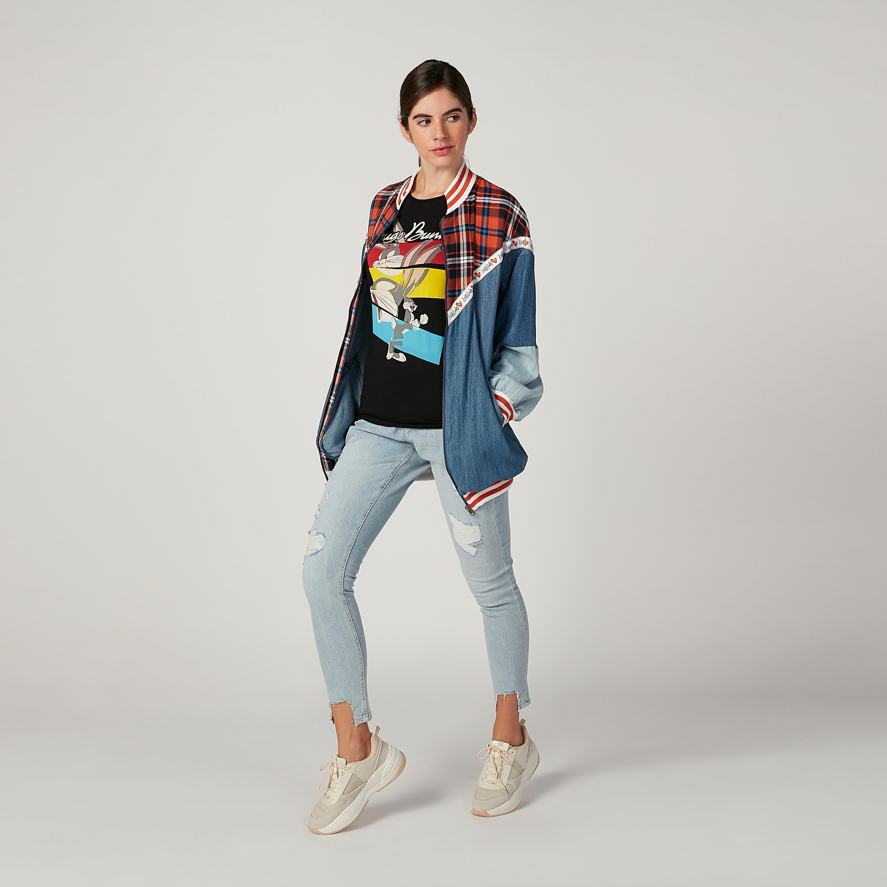 تيشيرت سكيني بياقة مستديرة وأكمام كاب وطبعات باجز باني-women-clothing-tshirts-image-2