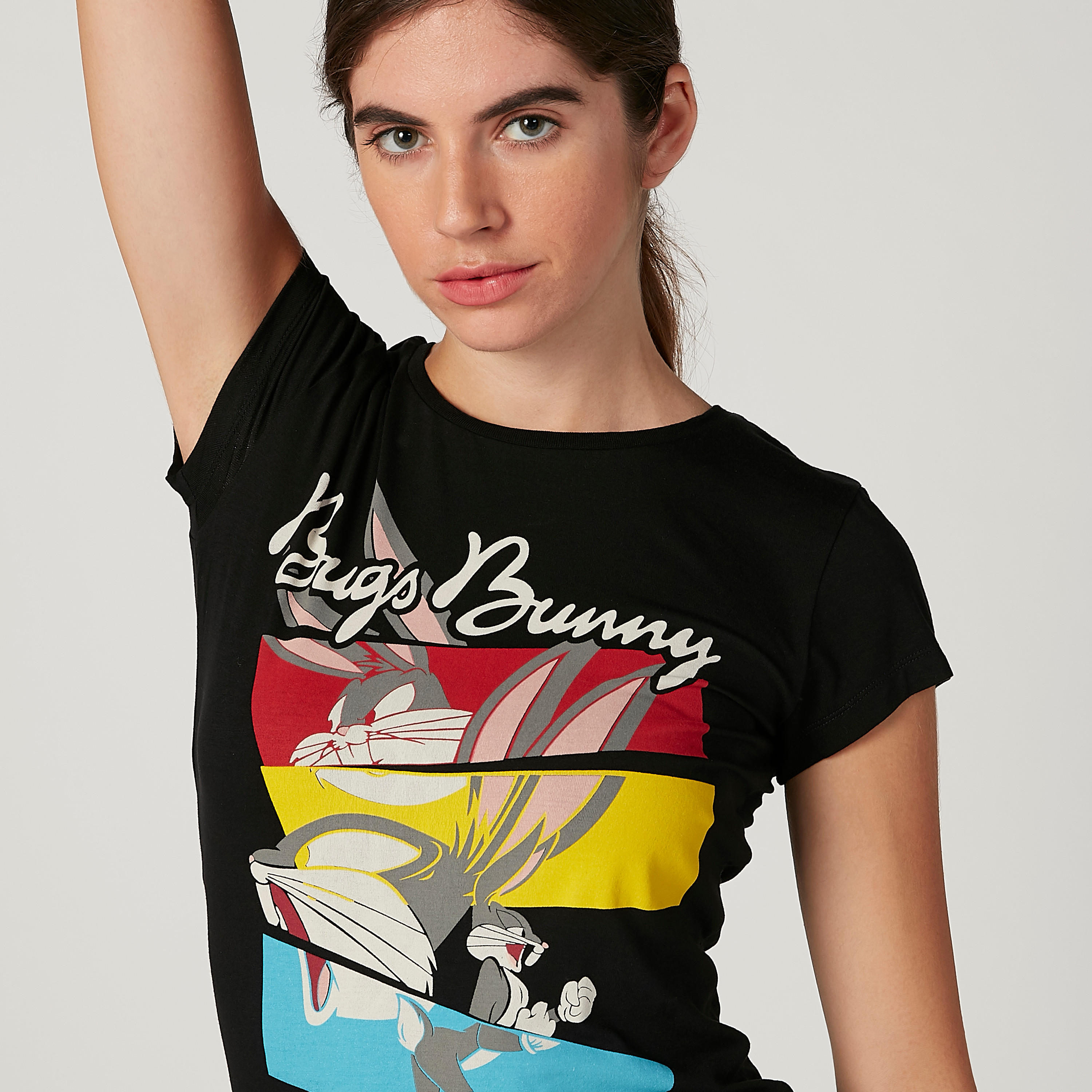 تيشيرت سكيني بياقة مستديرة وأكمام كاب وطبعات باجز باني-women-clothing-tshirts-image-3