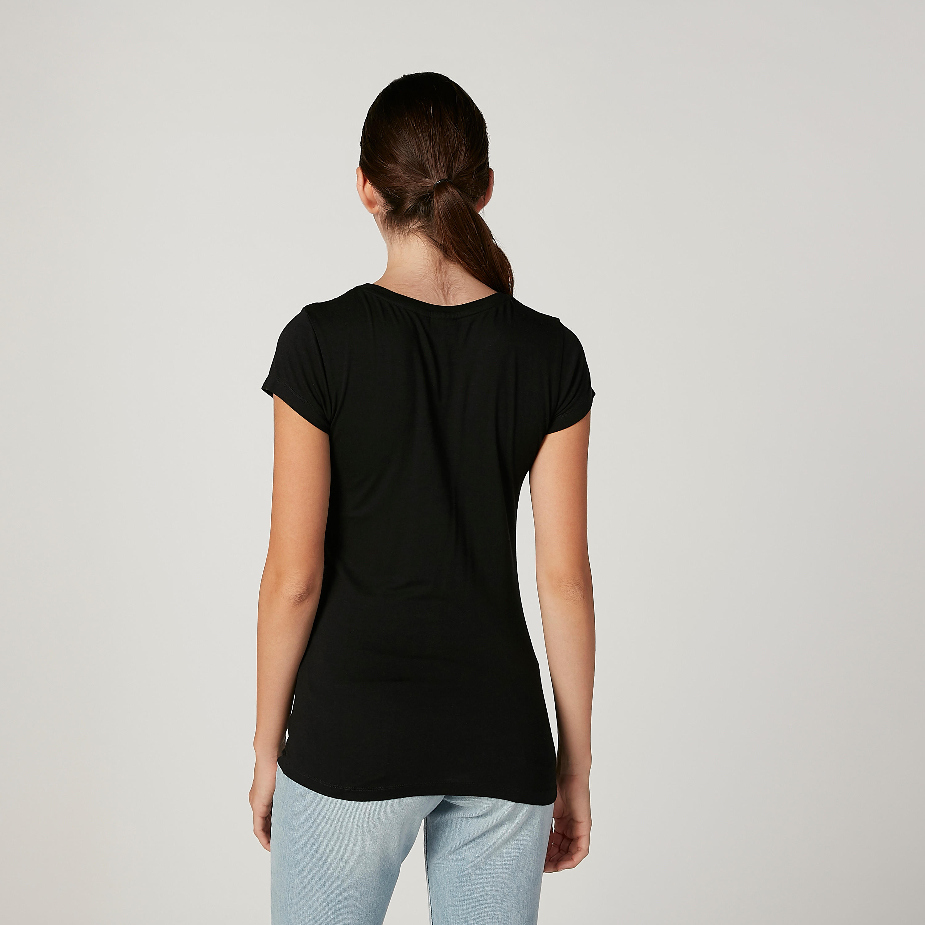 تيشيرت سكيني بياقة مستديرة وأكمام كاب وطبعات باجز باني-women-clothing-tshirts-image-4