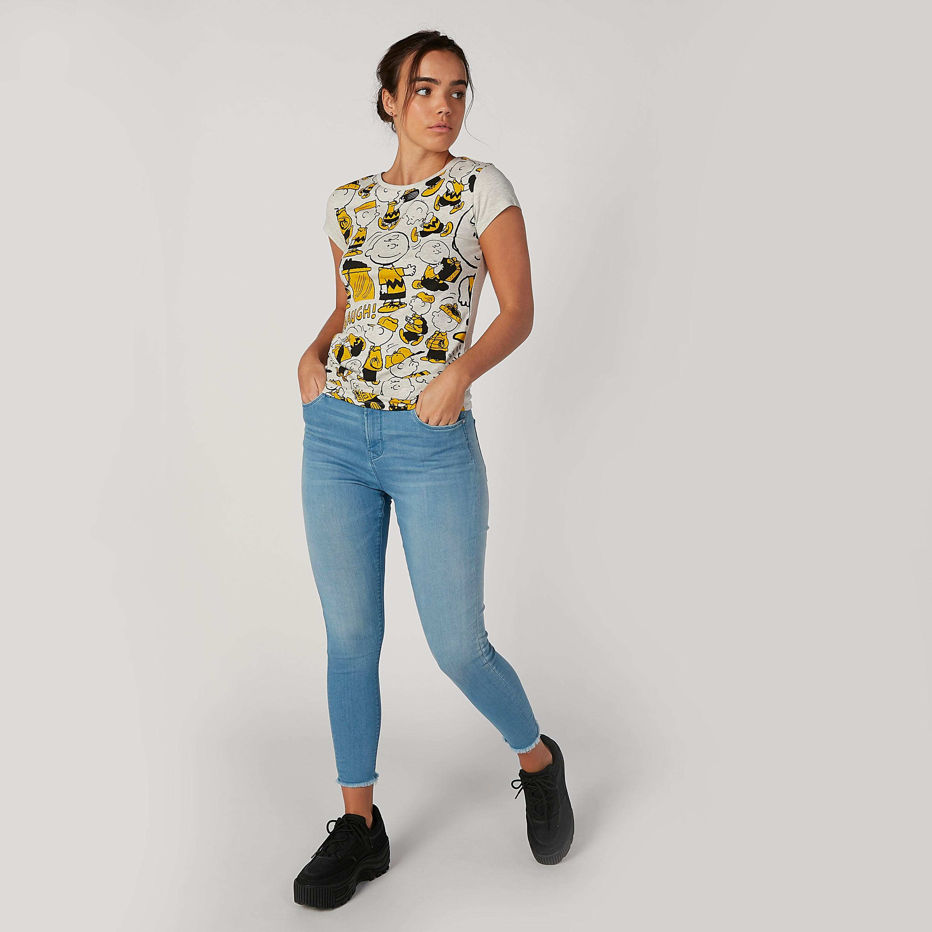 تيشيرت سكيني بأكمام كاب وطبعات تشارلي براون-women-clothing-tshirts-image-1