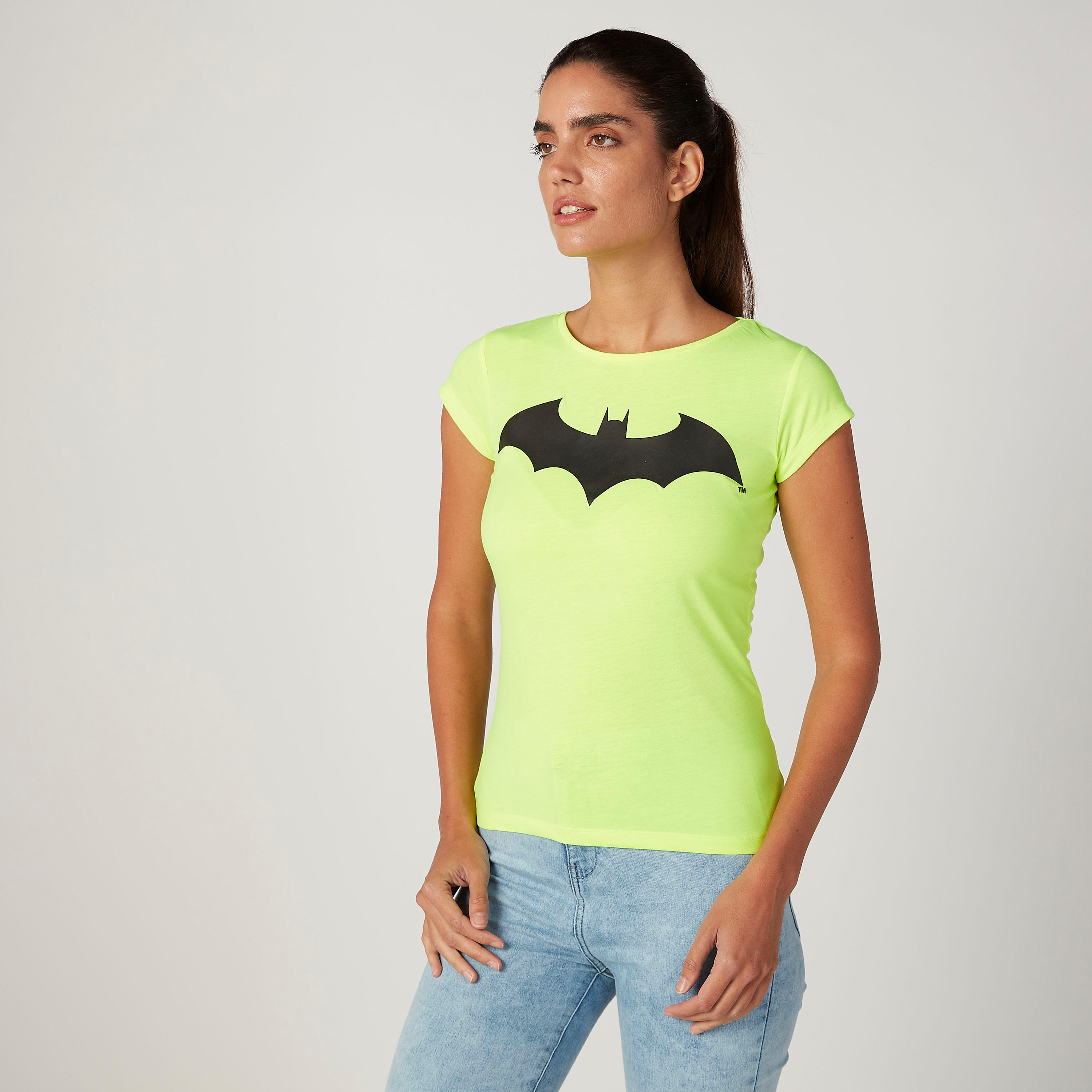 تيشيرت بقصة سكيني بياقة ضيقة وأكمام كاب وطبعات باتمان-women-clothing-tshirts-image-1